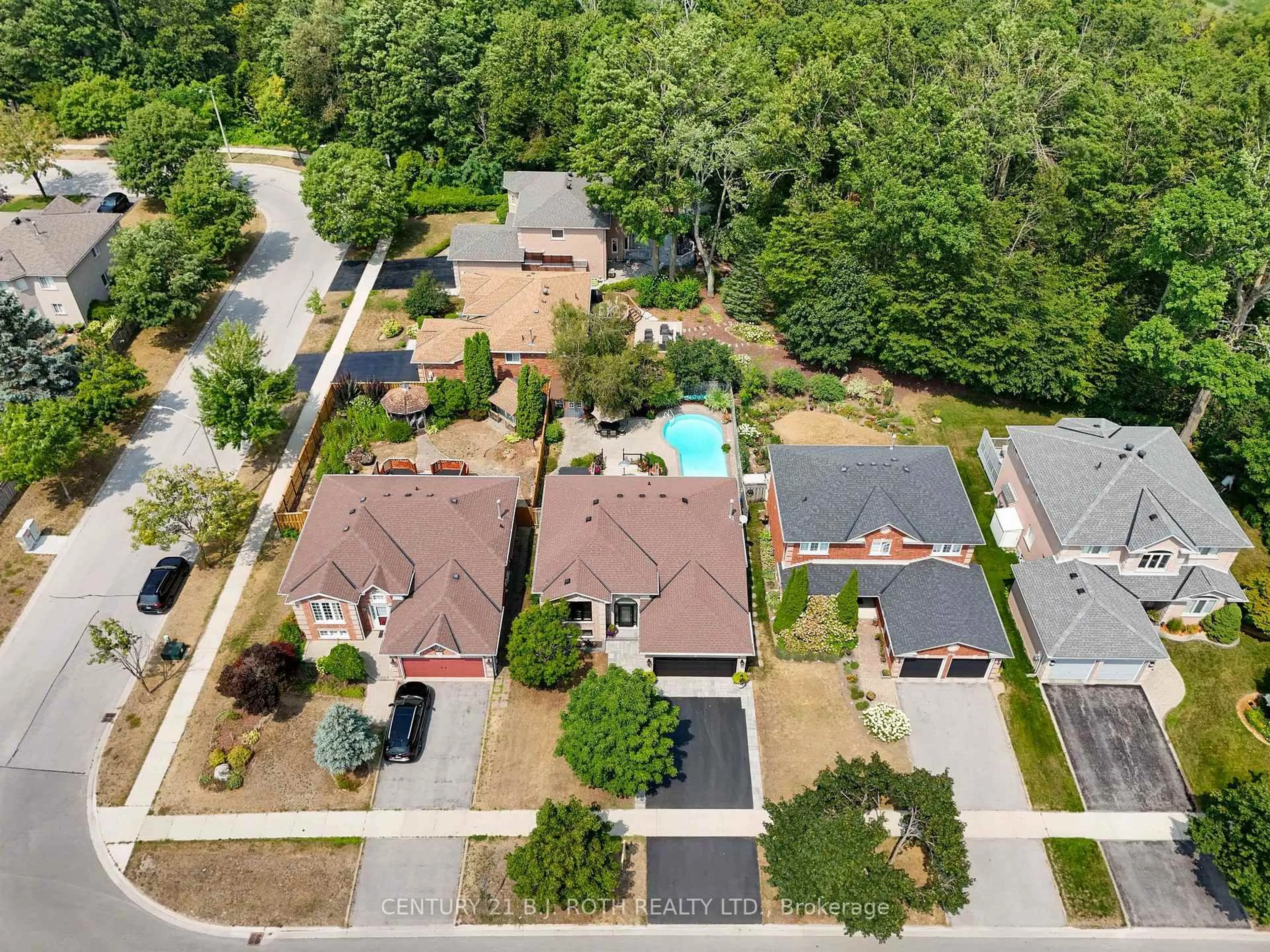 A pic from outside/outdoor area/front of a property/back of a property/a pic from drone, street for 188 Mapleton Ave, Barrie Ontario L4N 8T6