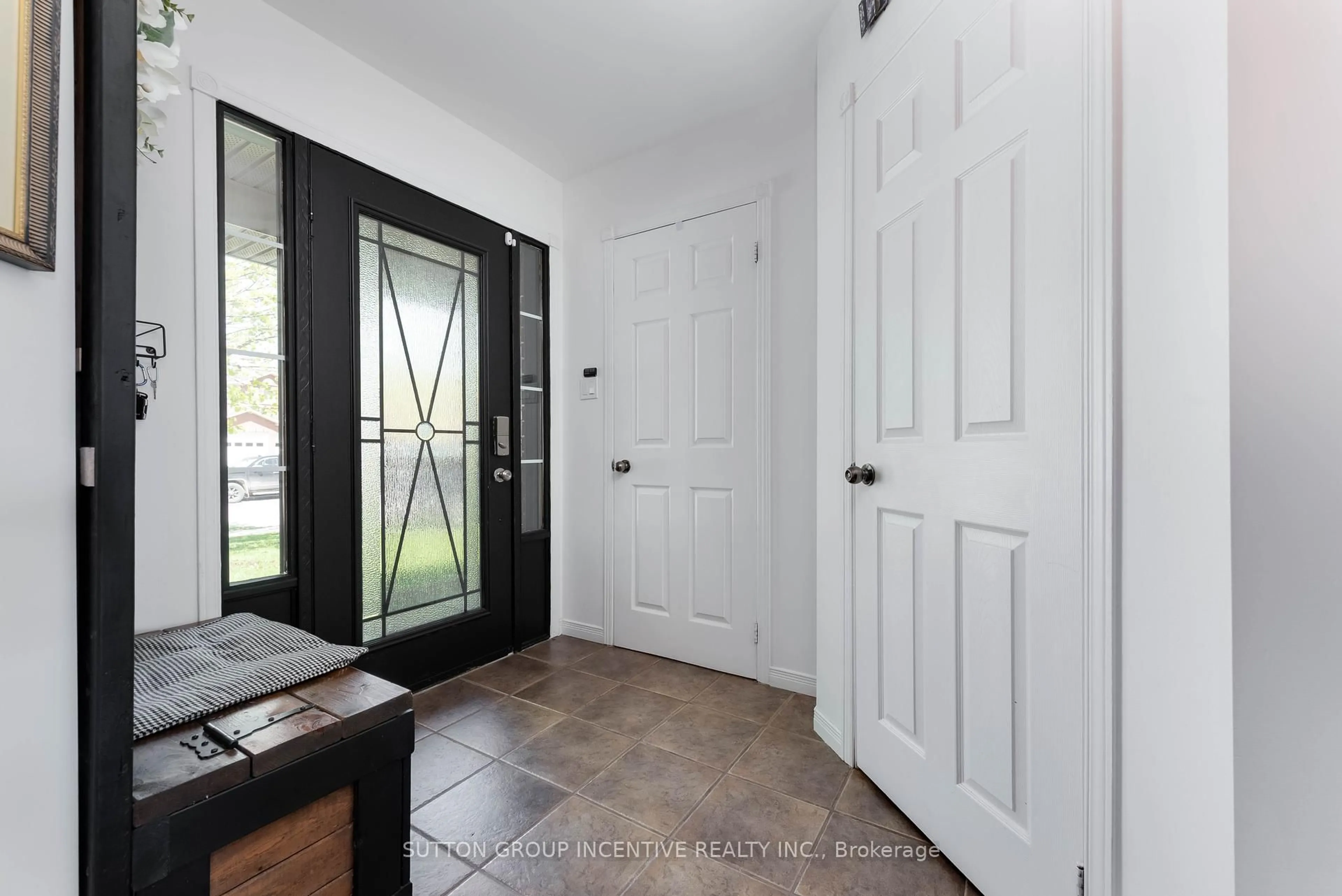 Indoor entryway for 55 Vanessa Dr, Orillia Ontario L3V 7X2