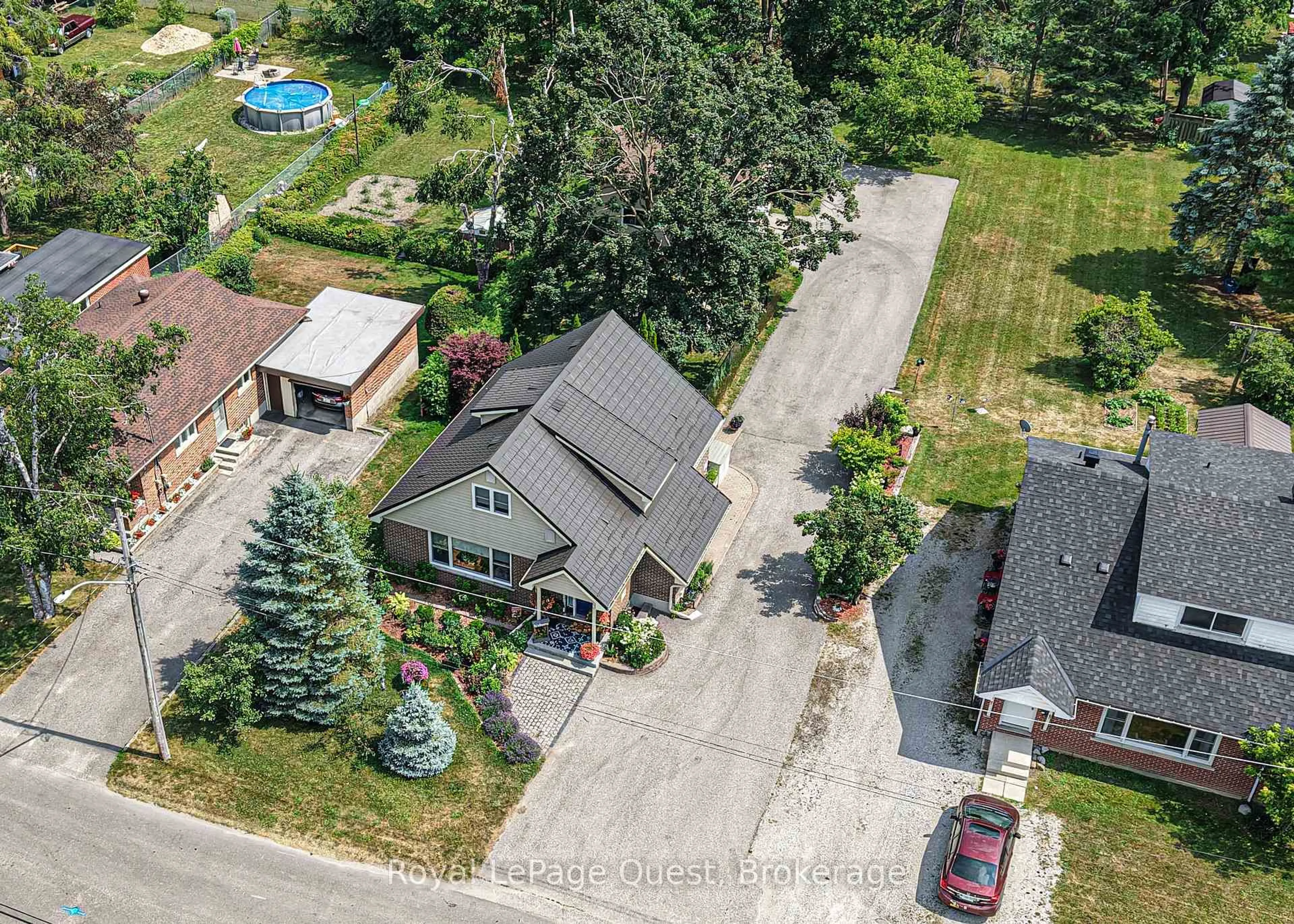 A pic from outside/outdoor area/front of a property/back of a property/a pic from drone, street for 43 Calverley St, Orillia Ontario L3V 3T3