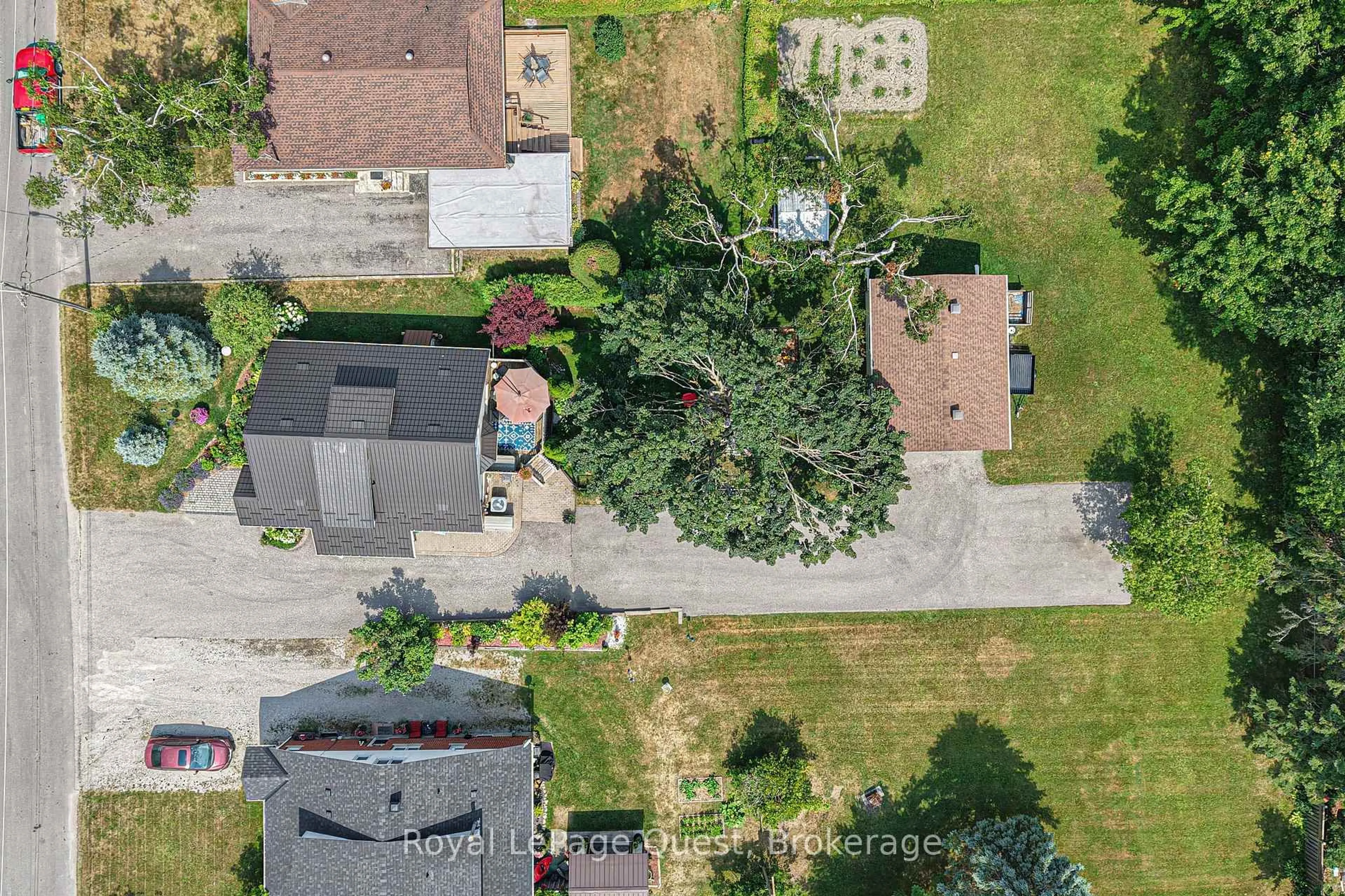 A pic from outside/outdoor area/front of a property/back of a property/a pic from drone, street for 43 Calverley St, Orillia Ontario L3V 3T3