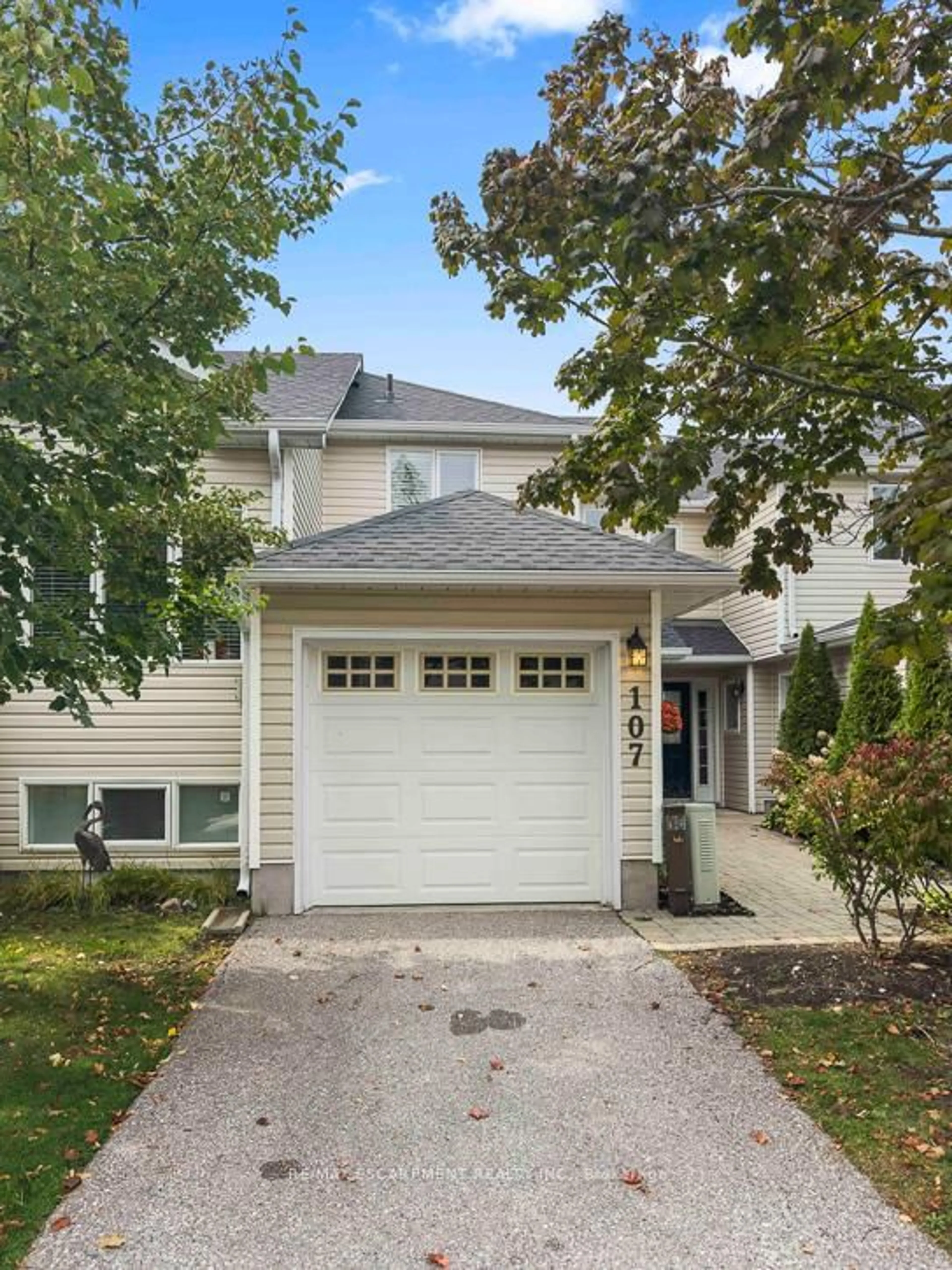 Home with vinyl exterior material, street for 107 Ellen Lane, Collingwood Ontario L9Y 4W4