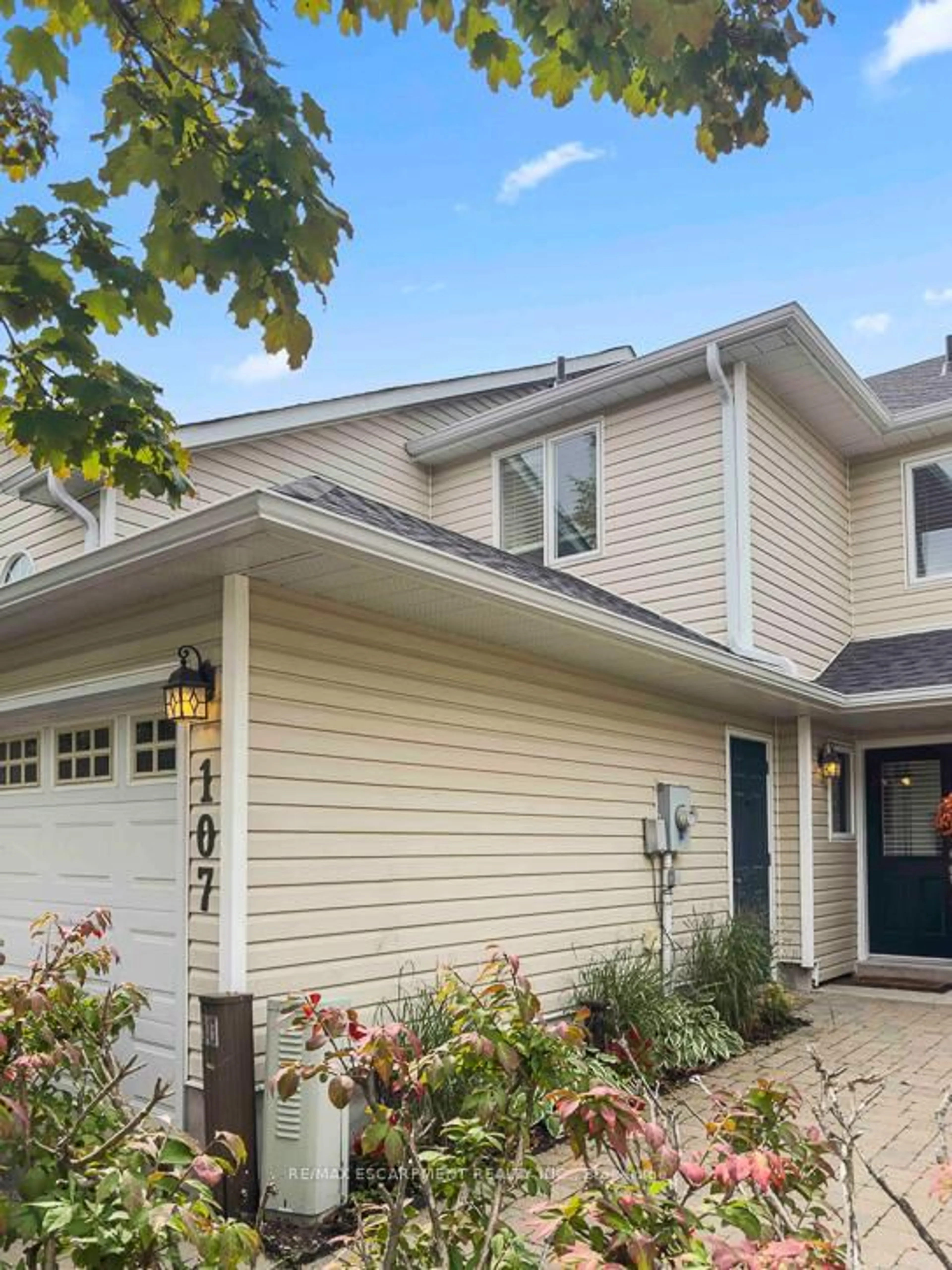 Home with vinyl exterior material, street for 107 Ellen Lane, Collingwood Ontario L9Y 4W4