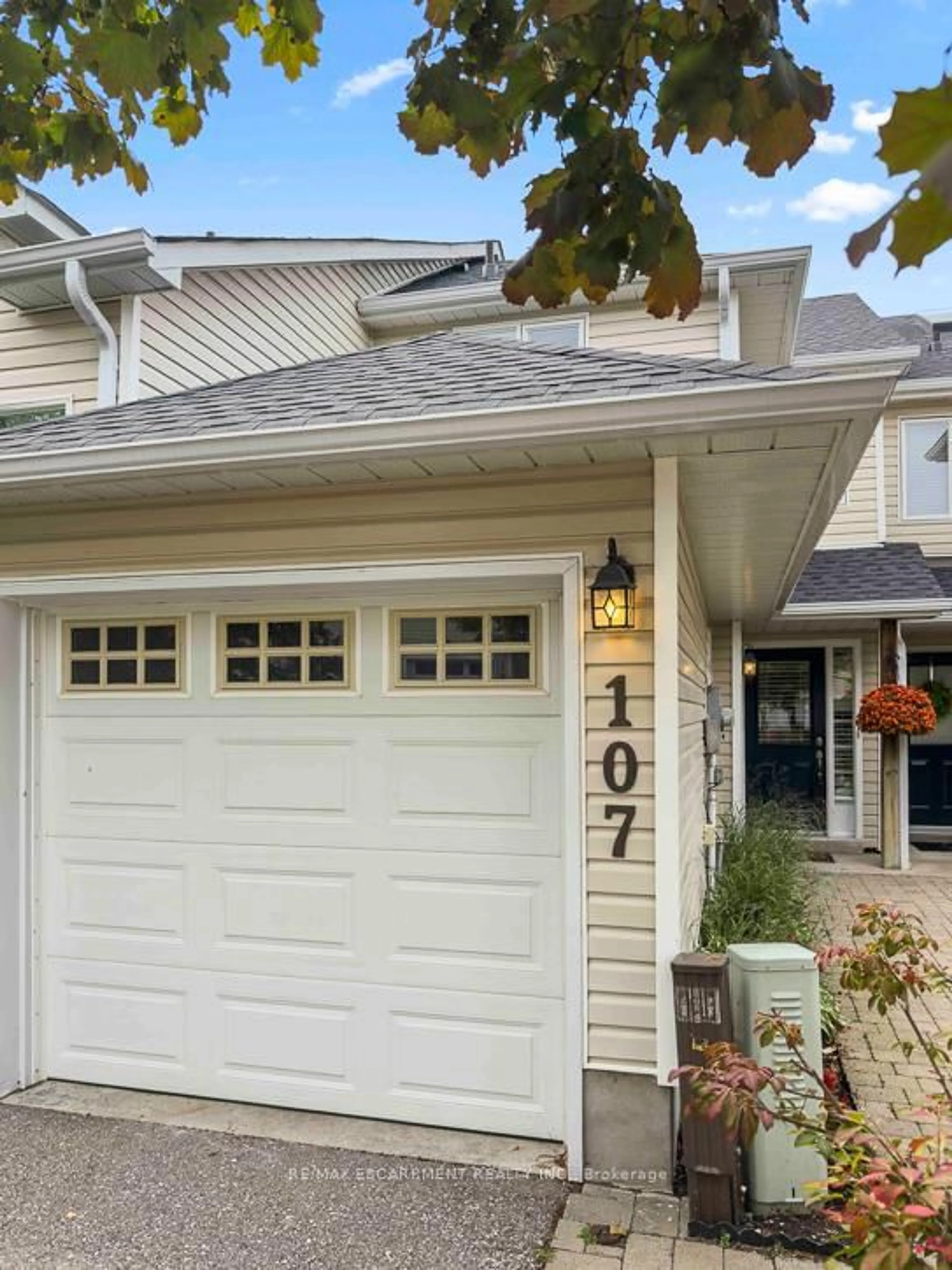 Home with vinyl exterior material, street for 107 Ellen Lane, Collingwood Ontario L9Y 4W4