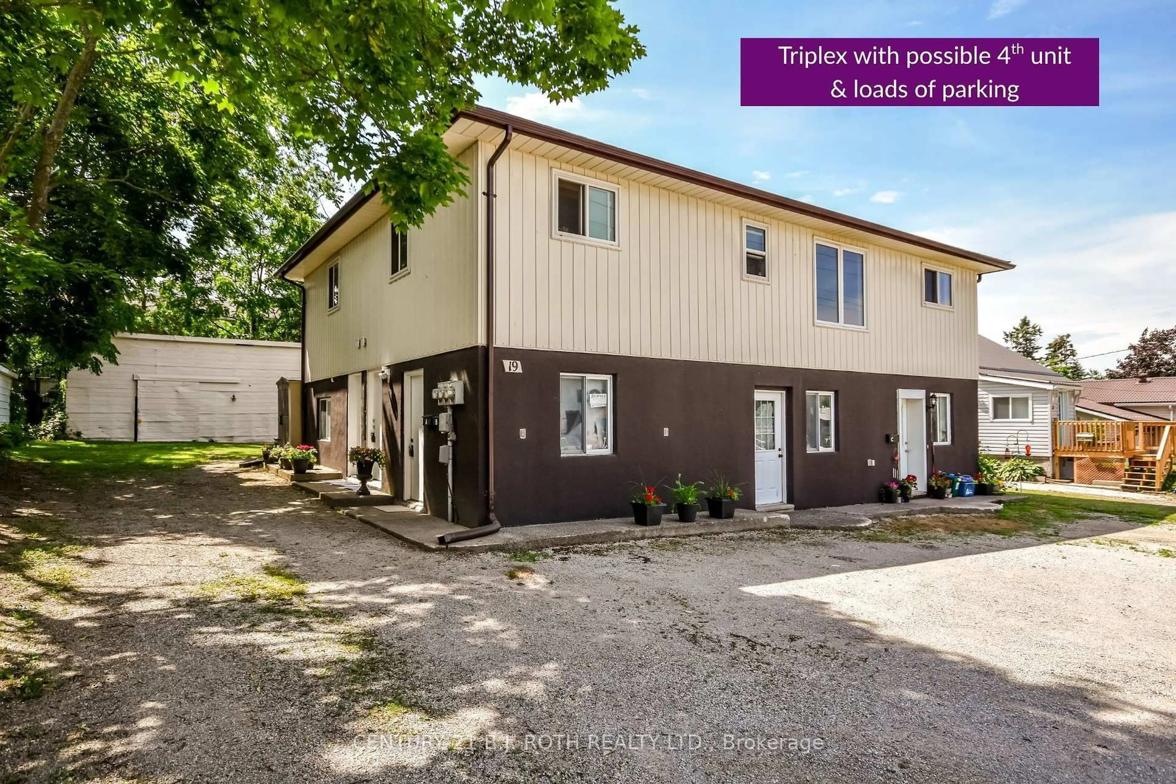 A pic from outside/outdoor area/front of a property/back of a property/a pic from drone, street for 19 South St, Orillia Ontario L3V 3T1