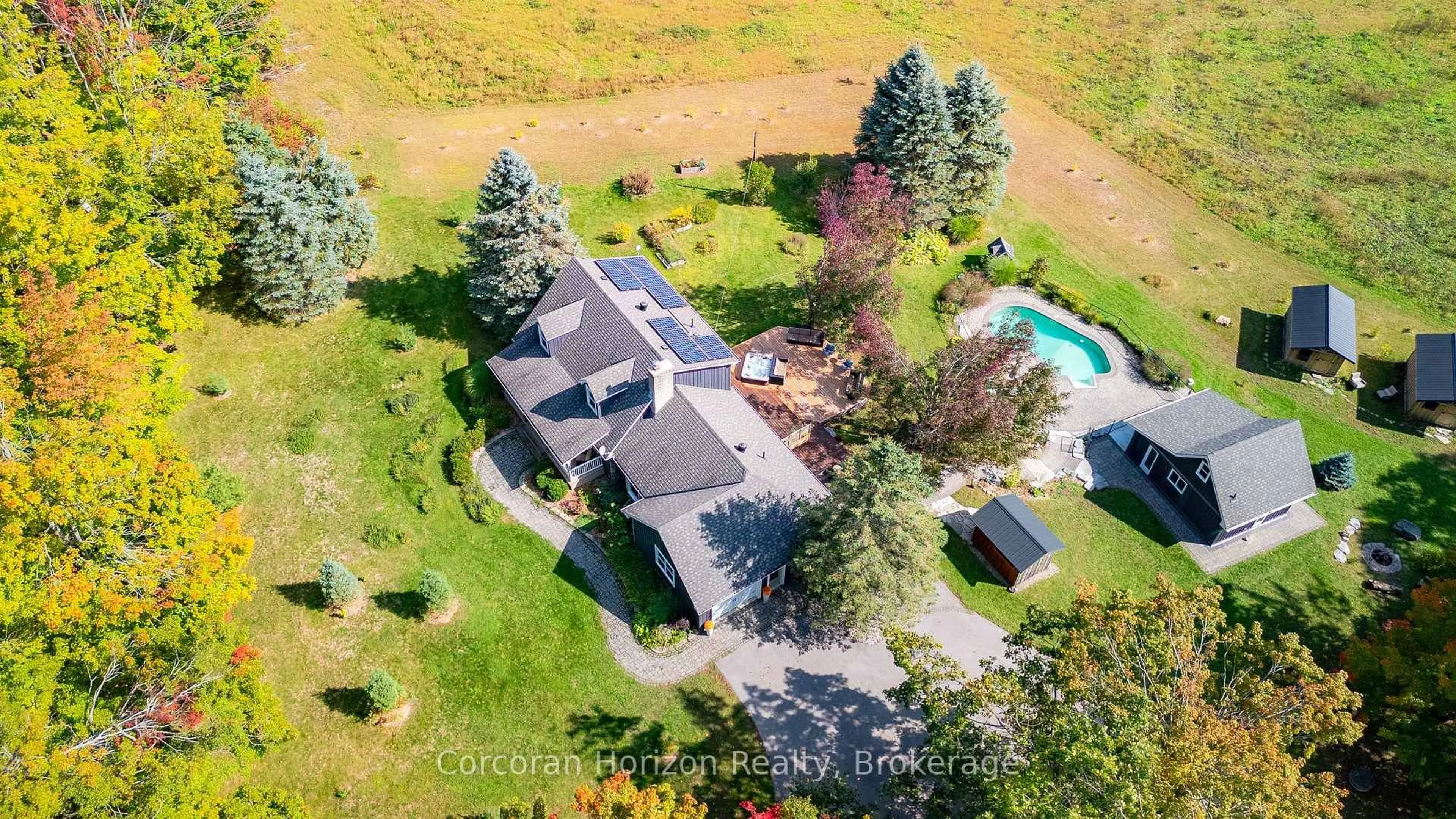 A pic from outside/outdoor area/front of a property/back of a property/a pic from drone, unknown for 707 Peter St, Oro-Medonte Ontario L4R 4K3