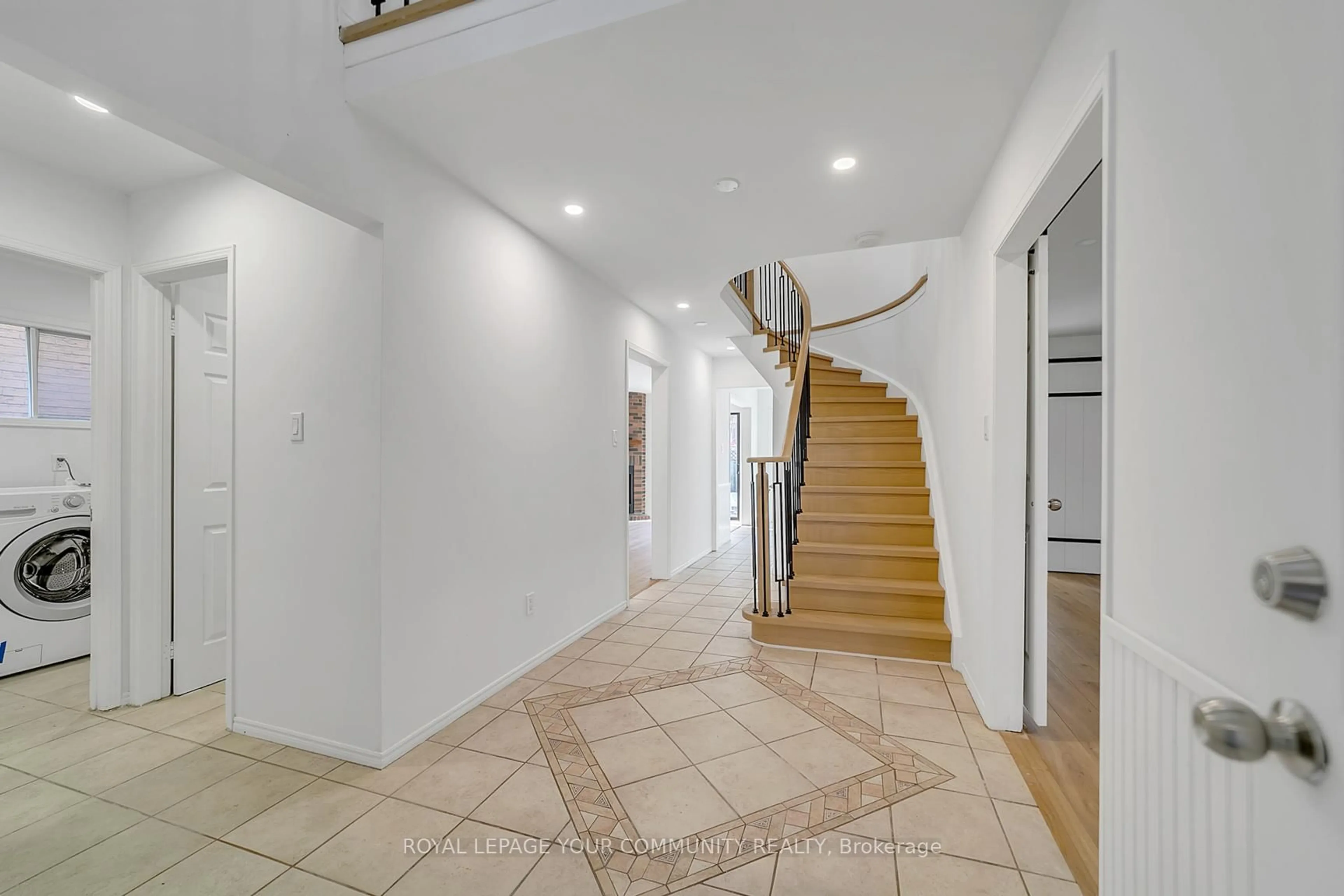 Indoor foyer for 391 Hickling Tr, Barrie Ontario L4M 6A9
