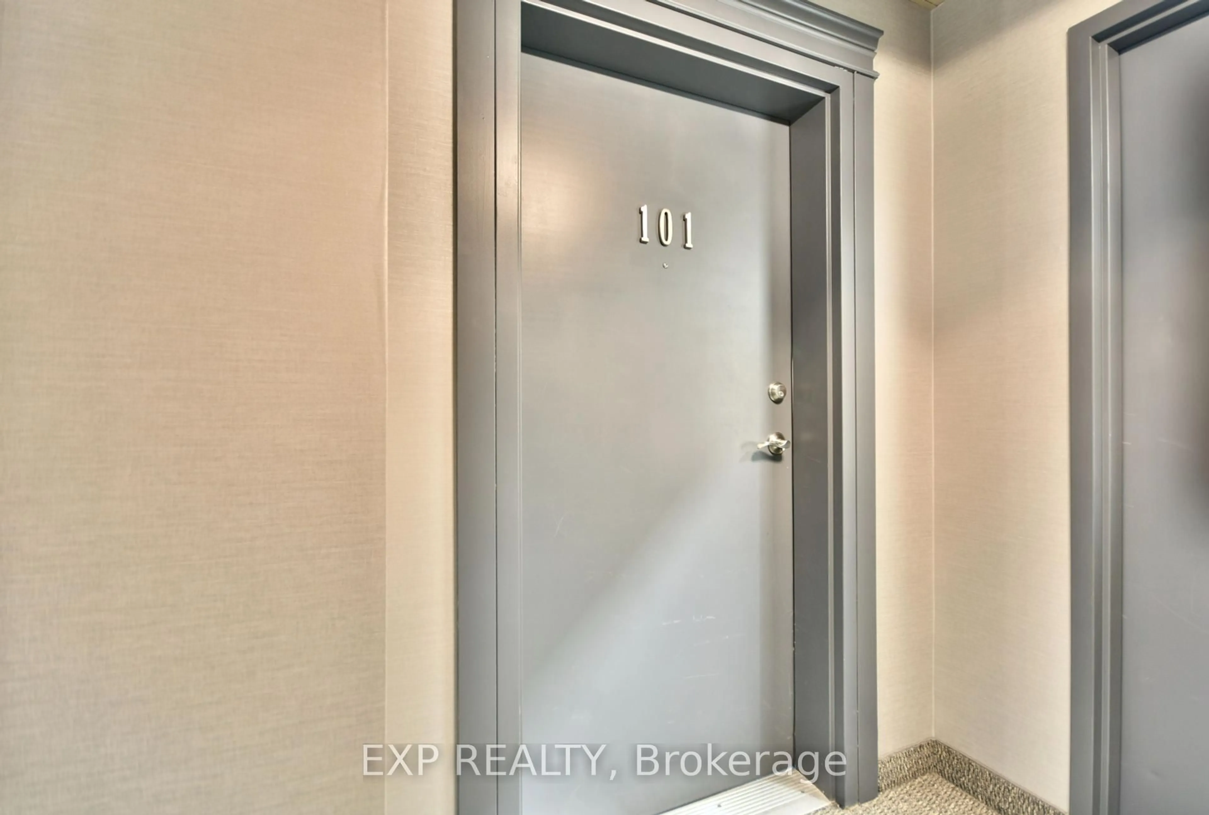 Indoor entryway for 42 Ferndale Dr #101, Barrie Ontario L4N 2M5