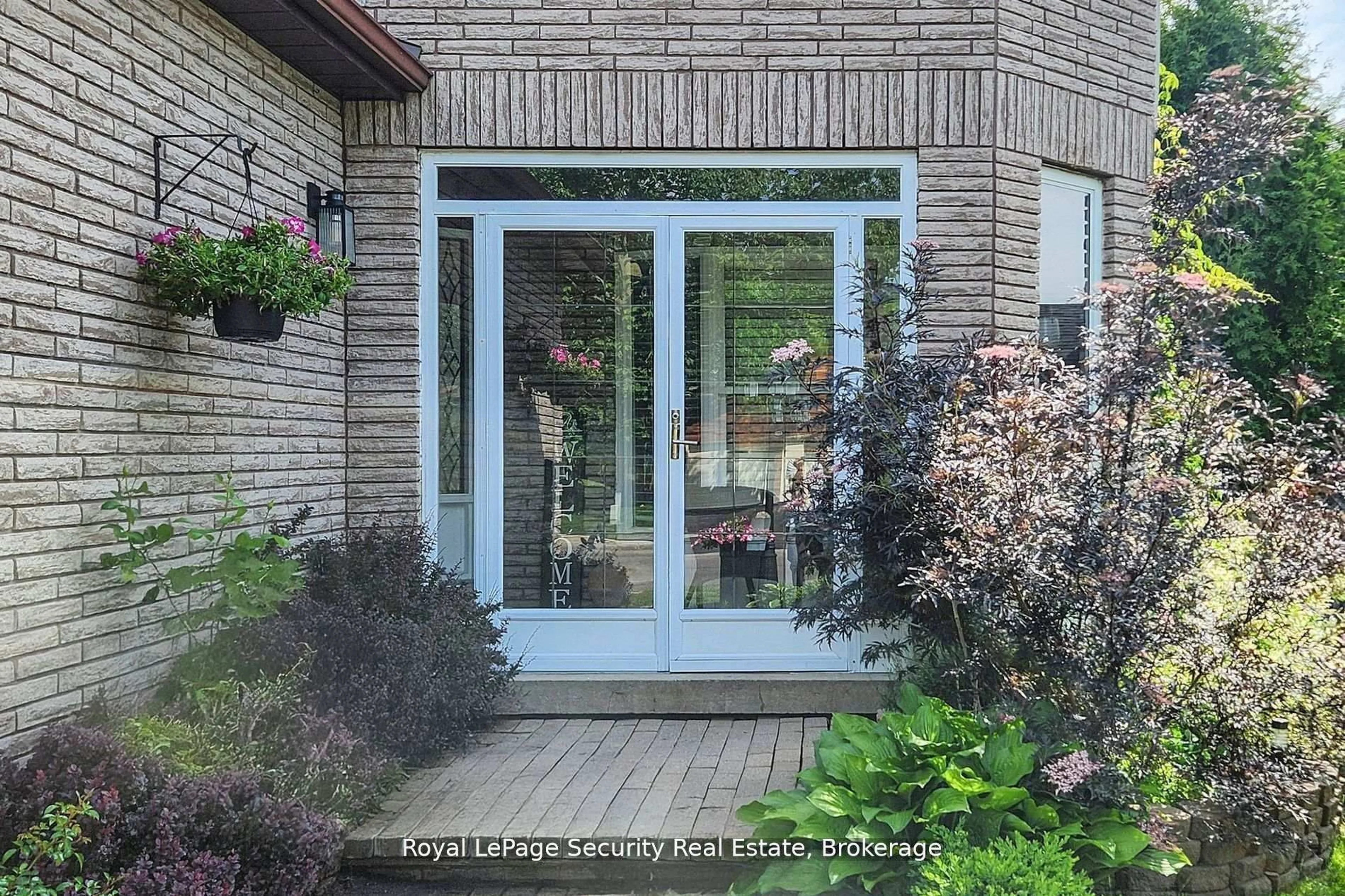 Indoor entryway for 122 Browning Tr, Barrie Ontario L4N 6R3