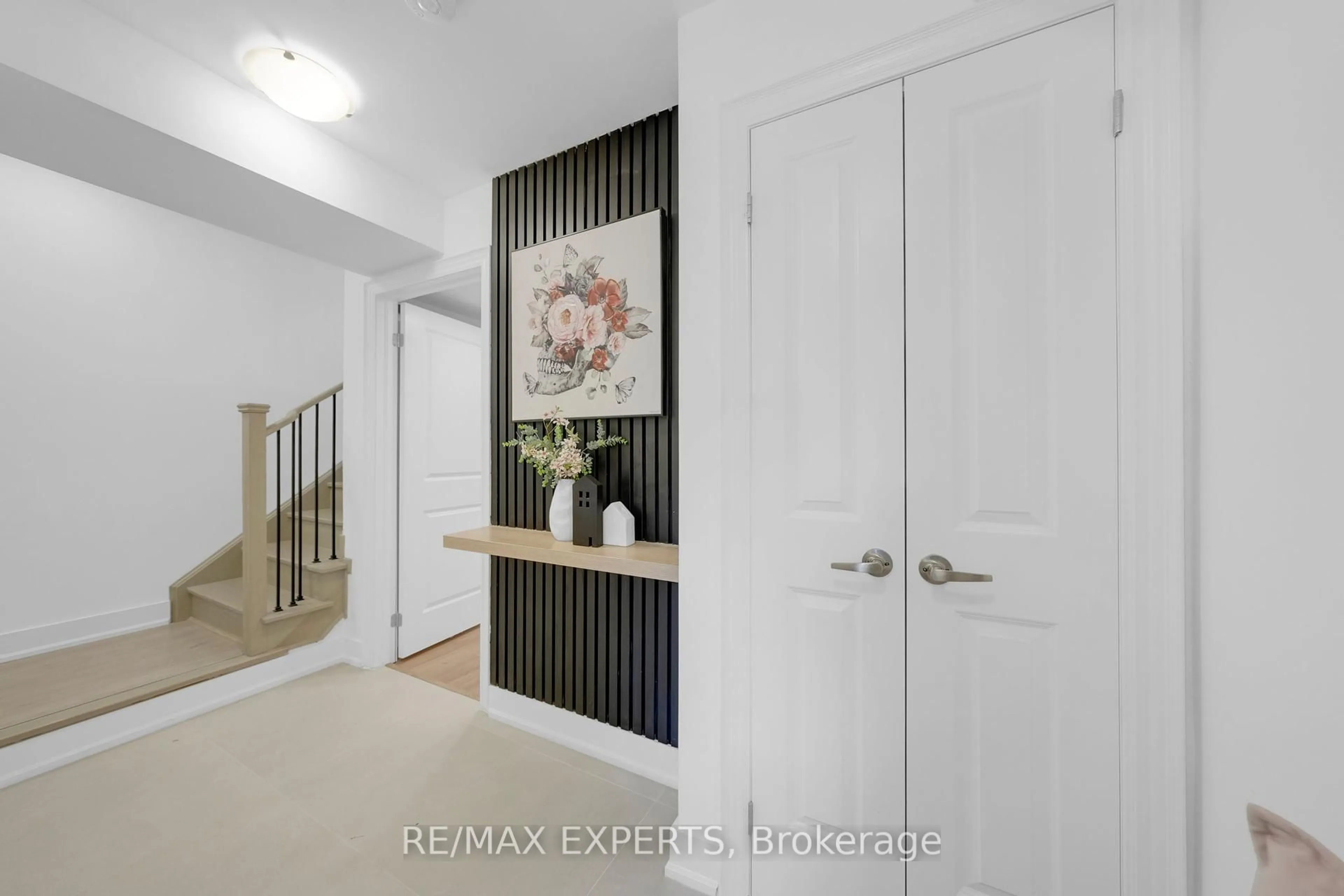 Indoor entryway for 6 Pumpkin Corner Cres, Barrie Ontario L9J 0T6