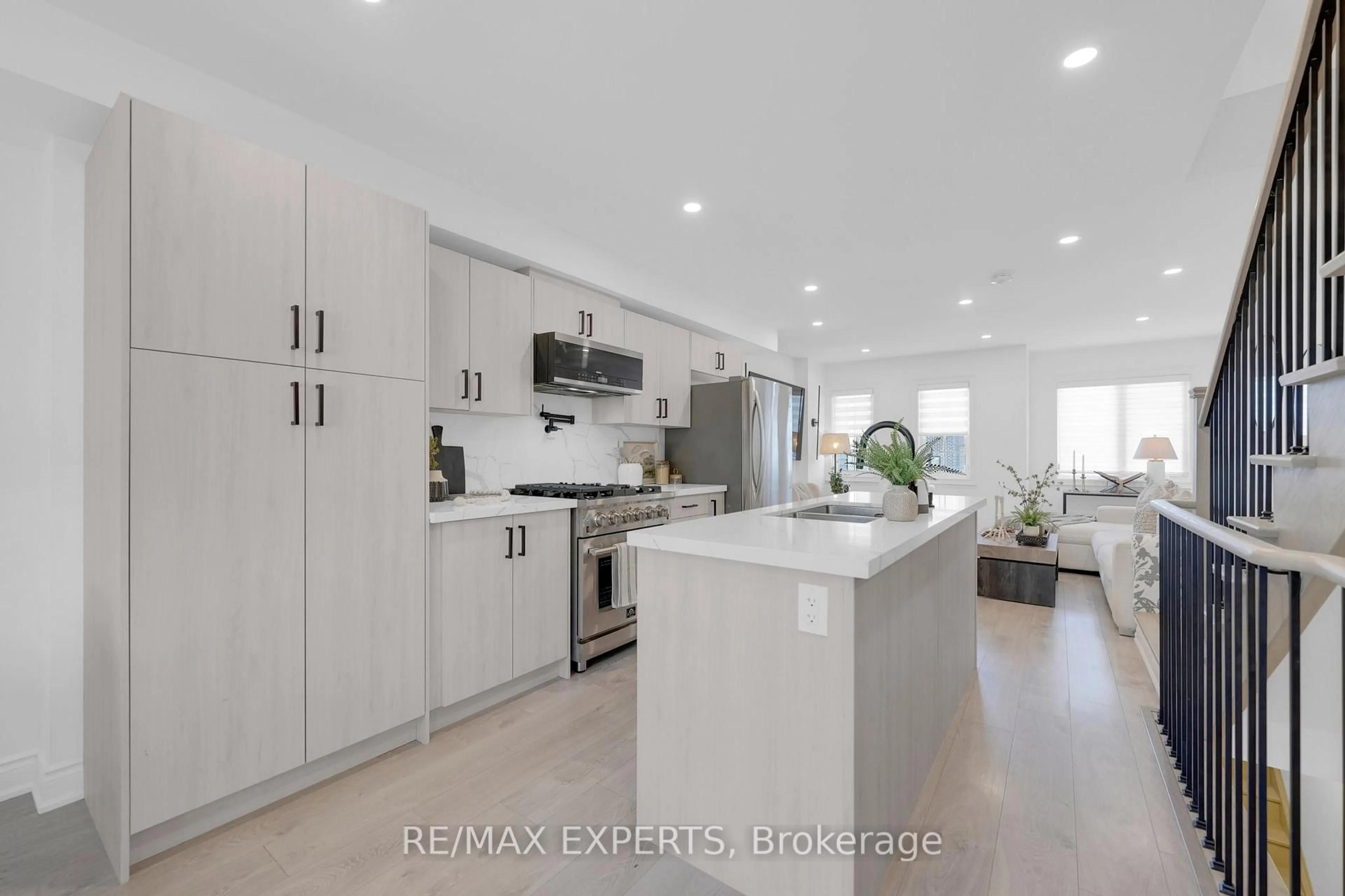 Open concept kitchen, ceramic/tile floor for 6 Pumpkin Corner Cres, Barrie Ontario L9J 0T6