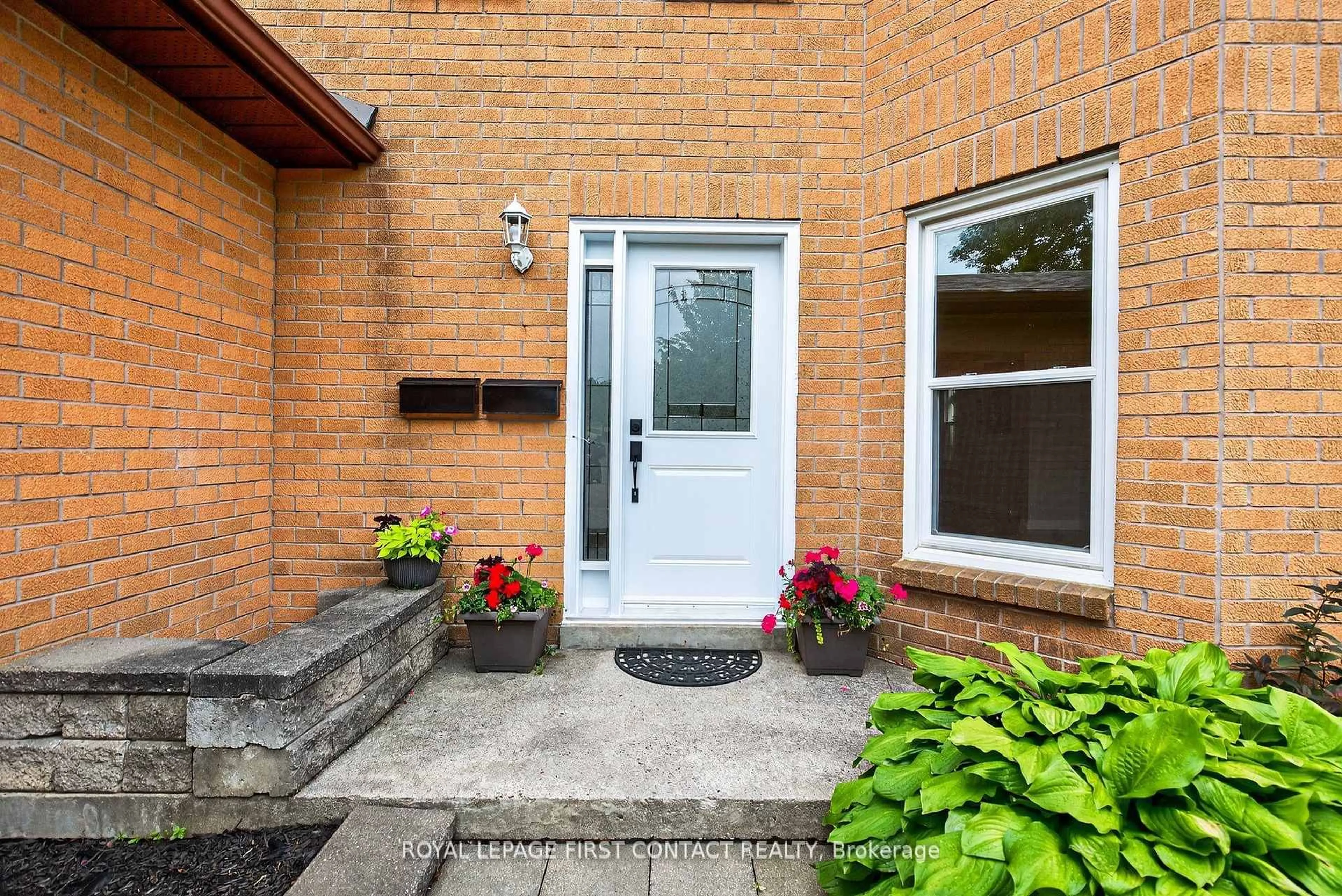 Indoor entryway for 101 Browning Tr, Barrie Ontario L4N 6J4