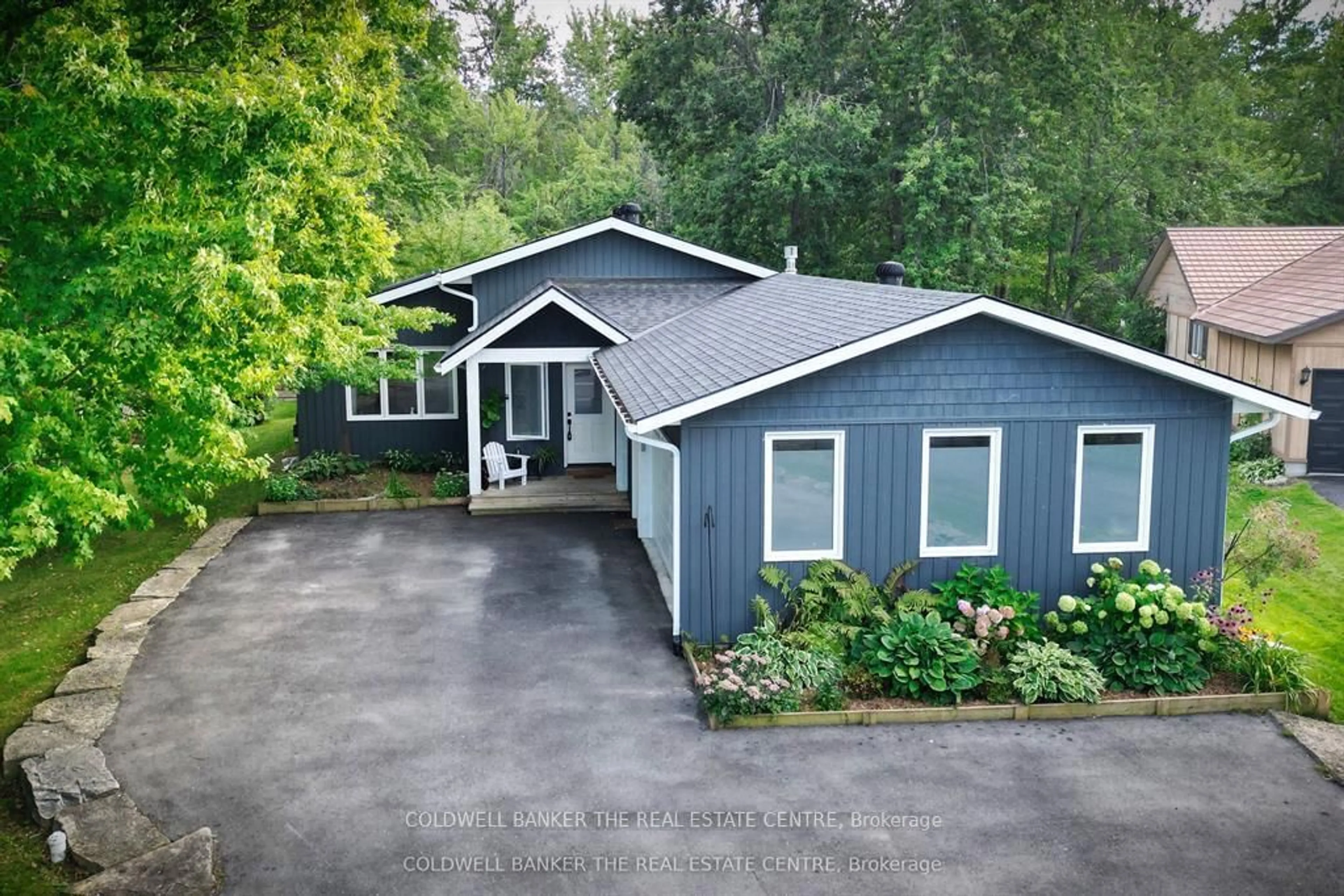 A pic from outside/outdoor area/front of a property/back of a property/a pic from drone, street for 2656 Westshore Cres, Severn Ontario L3V 6H3