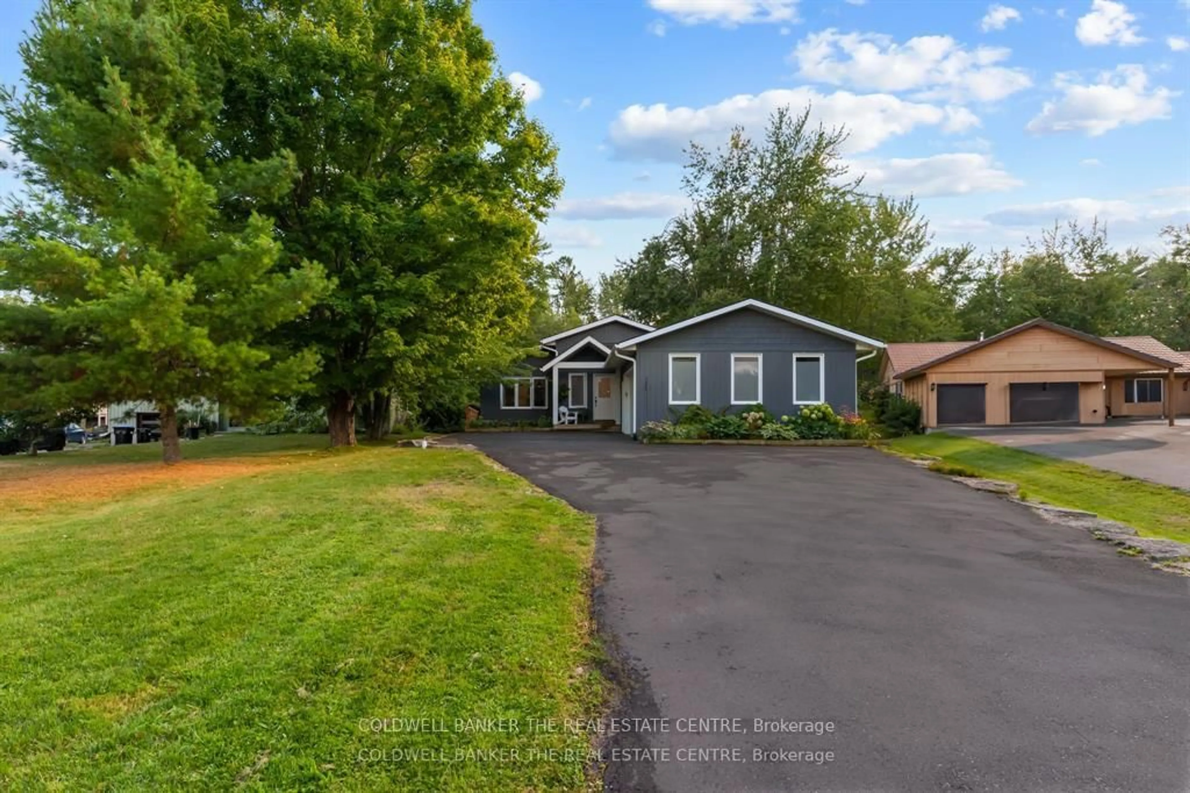 A pic from outside/outdoor area/front of a property/back of a property/a pic from drone, unknown for 2656 Westshore Cres, Severn Ontario L3V 6H3