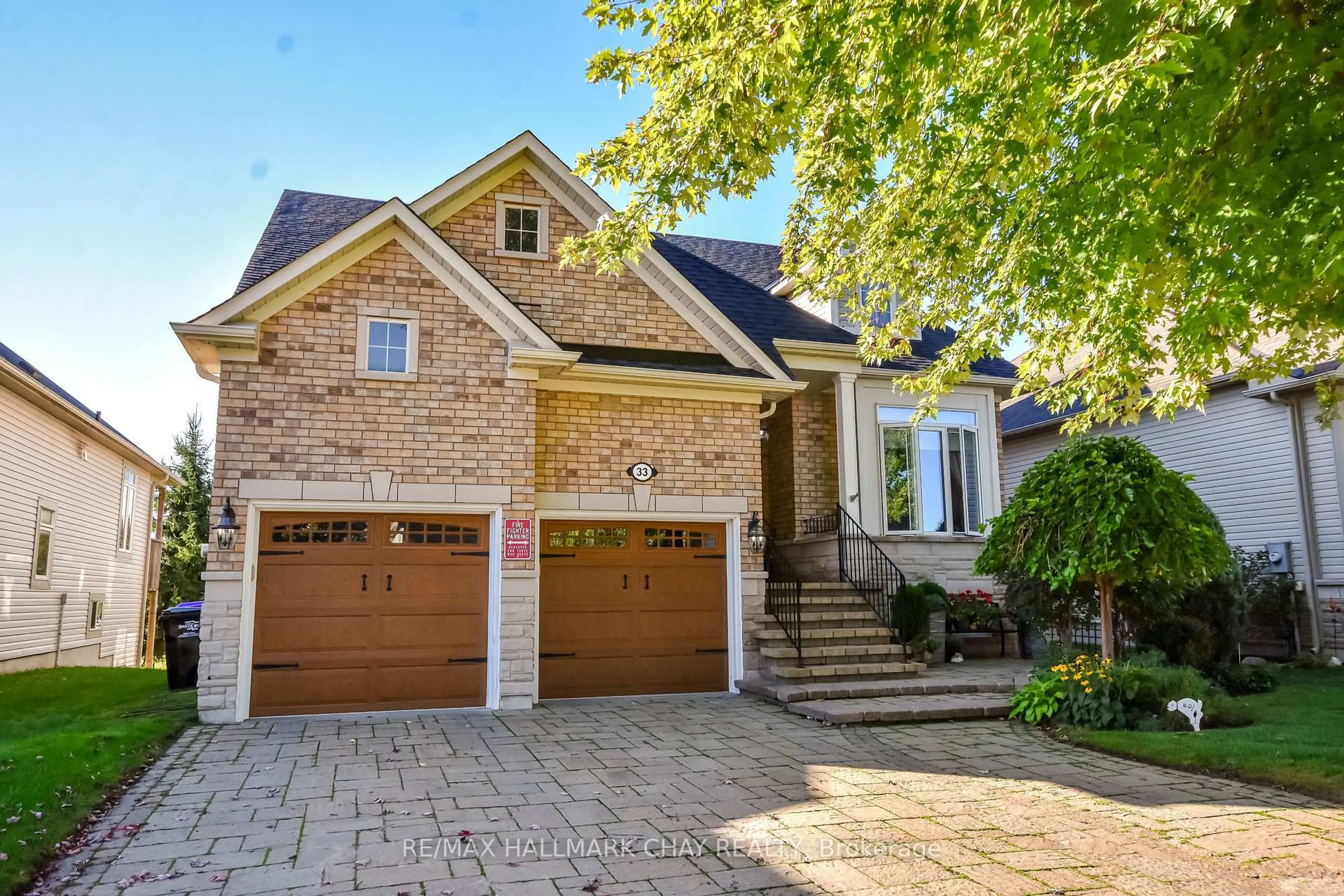 Home with brick exterior material, street for 33 Meadowood Dr, Wasaga Beach Ontario L9Z 3B8
