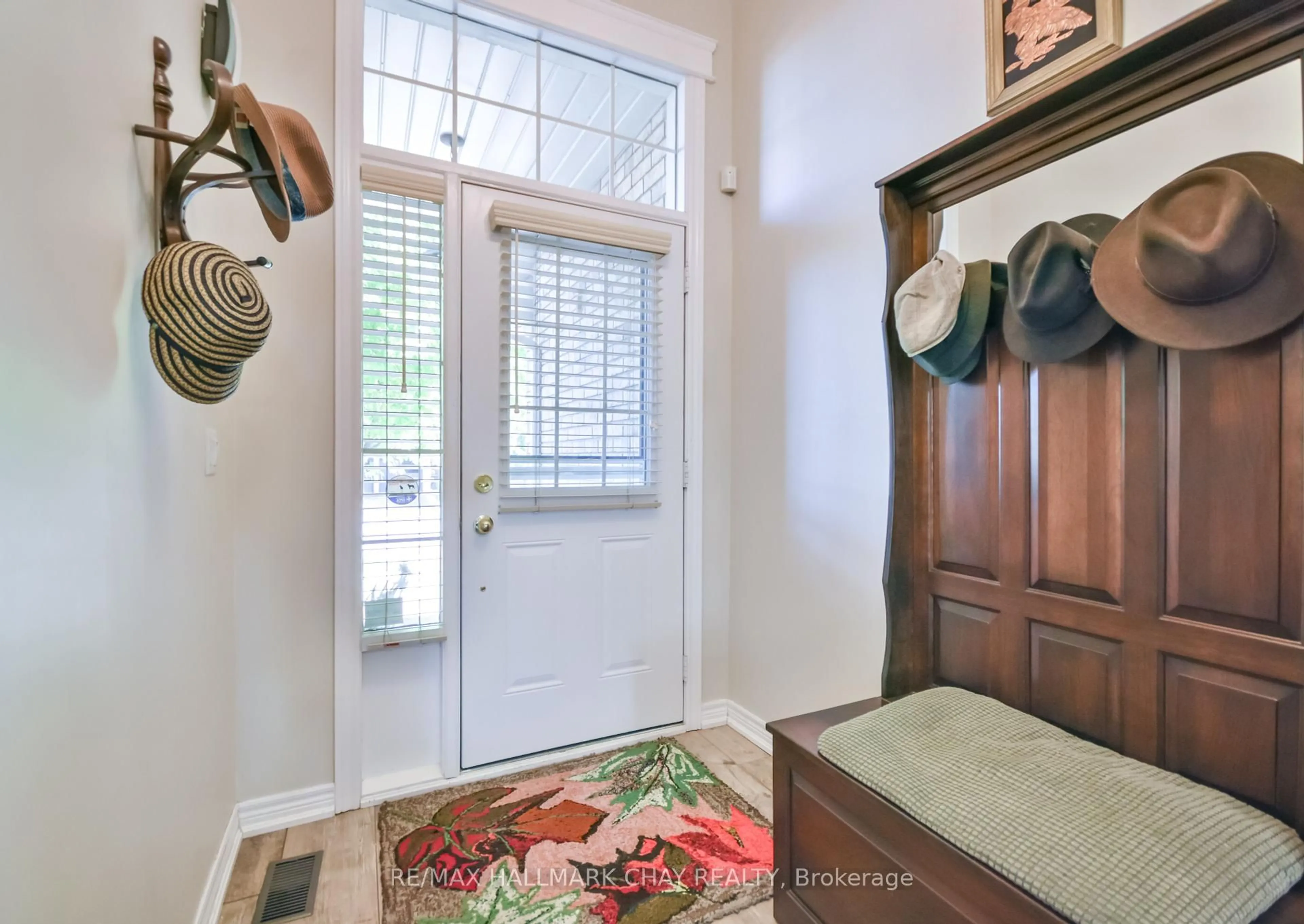 Indoor entryway for 33 Meadowood Dr, Wasaga Beach Ontario L9Z 3B8