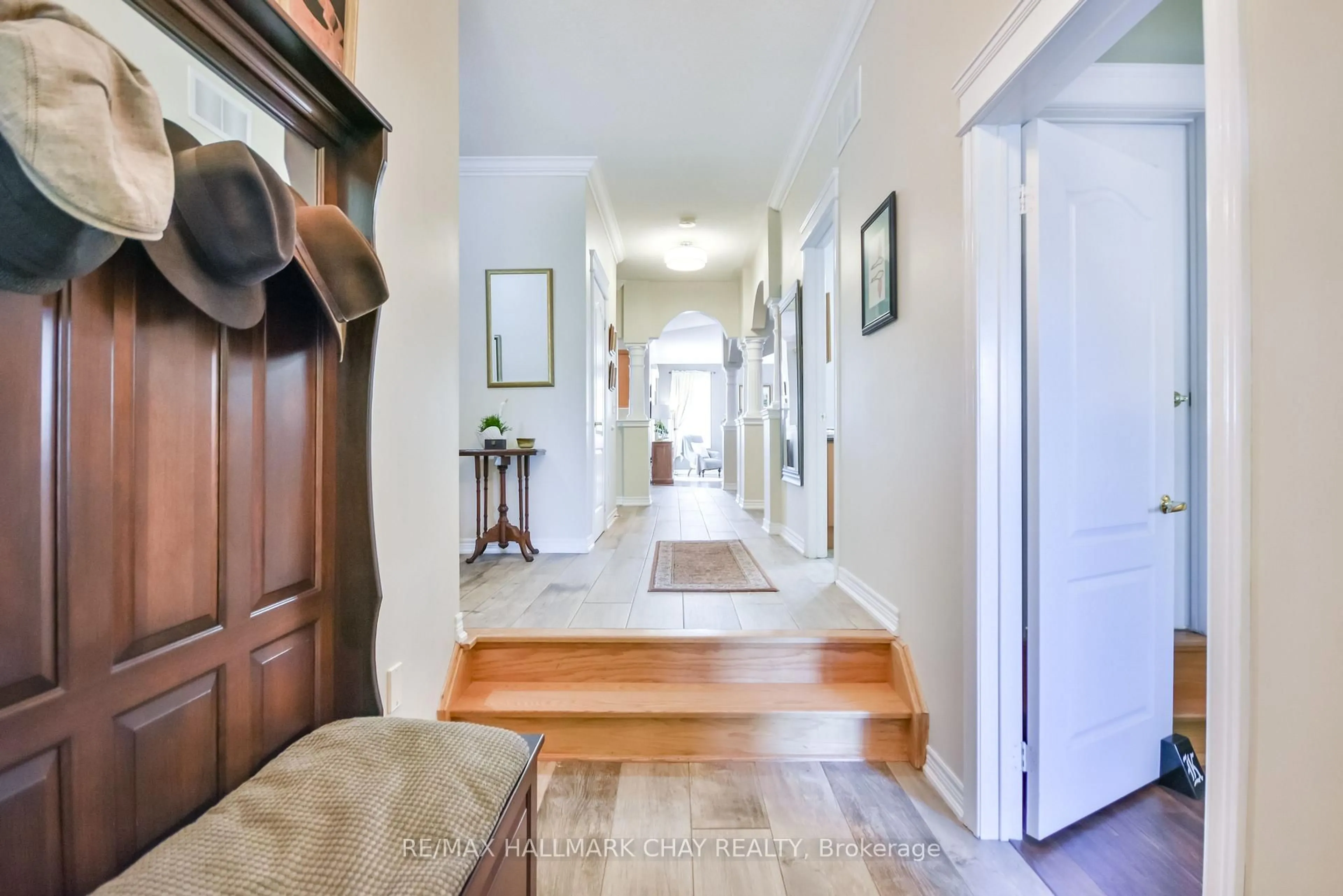 Indoor entryway for 33 Meadowood Dr, Wasaga Beach Ontario L9Z 3B8