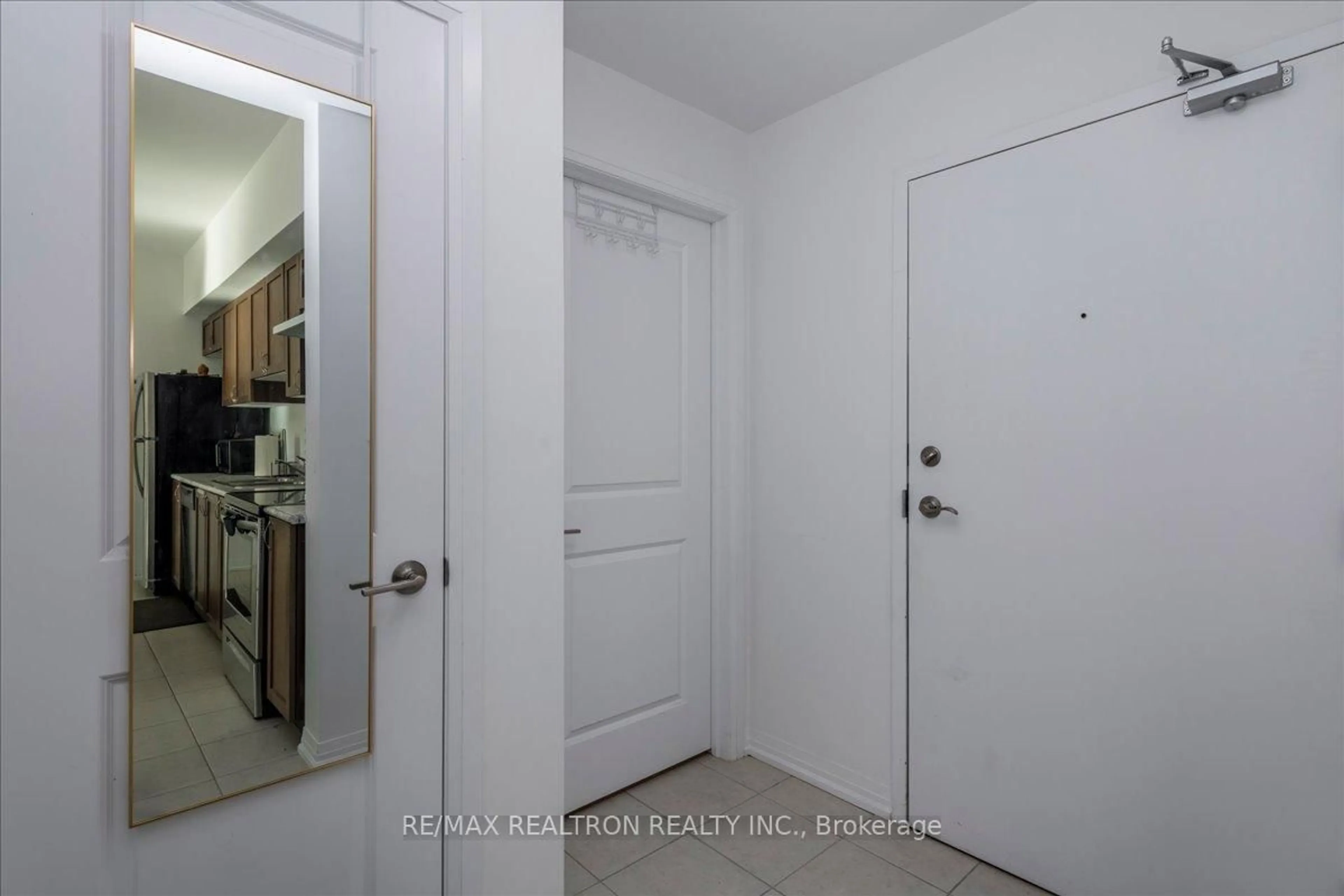 Indoor entryway for 299 Cundles Rd #102, Barrie Ontario L4M 0K9