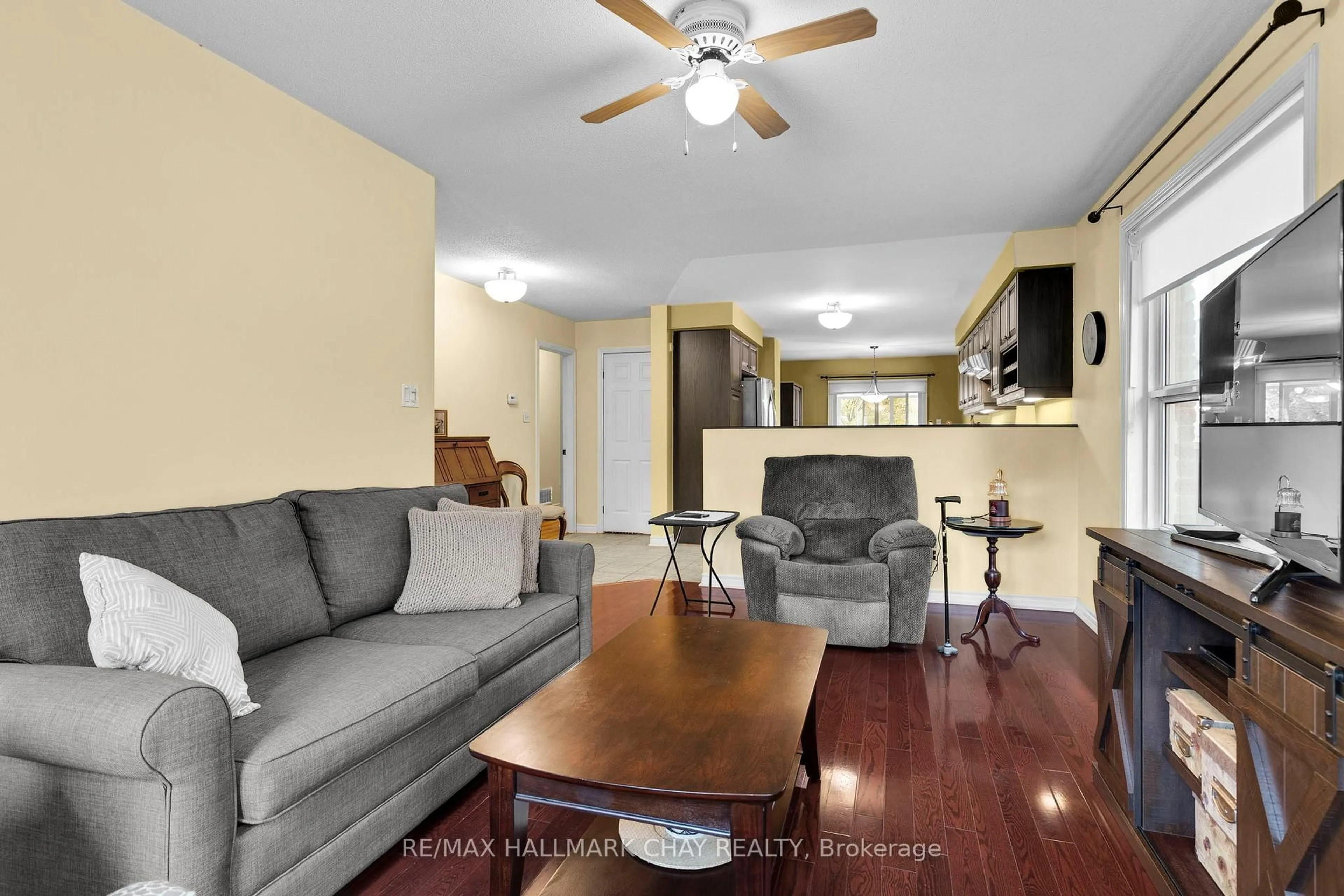 Living room with furniture, unknown for 91 Ruffet Dr, Barrie Ontario L4N 0N7