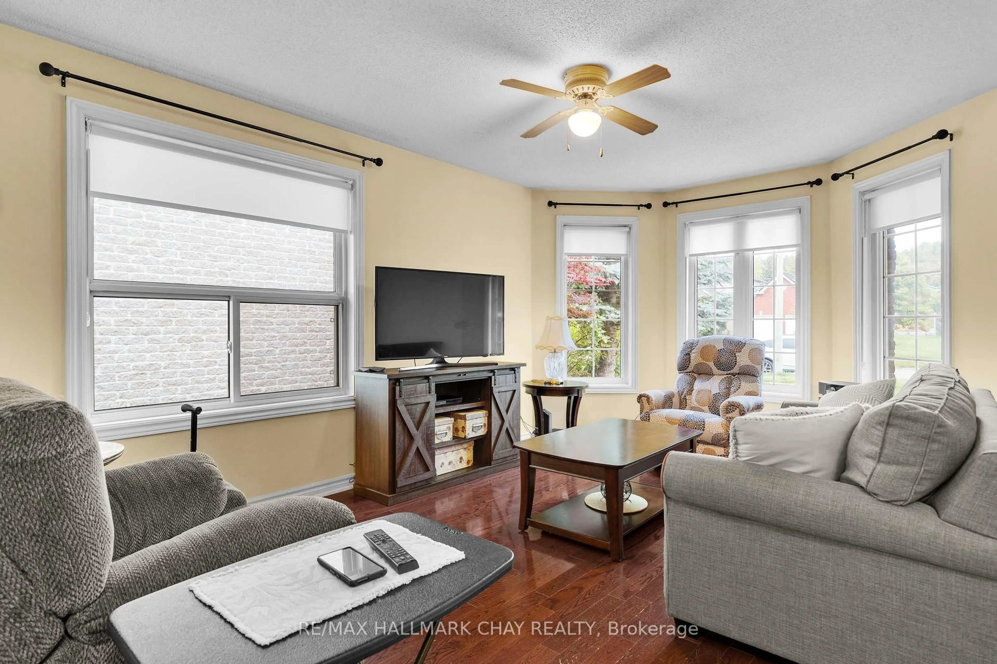 Living room with furniture, unknown for 91 Ruffet Dr, Barrie Ontario L4N 0N7
