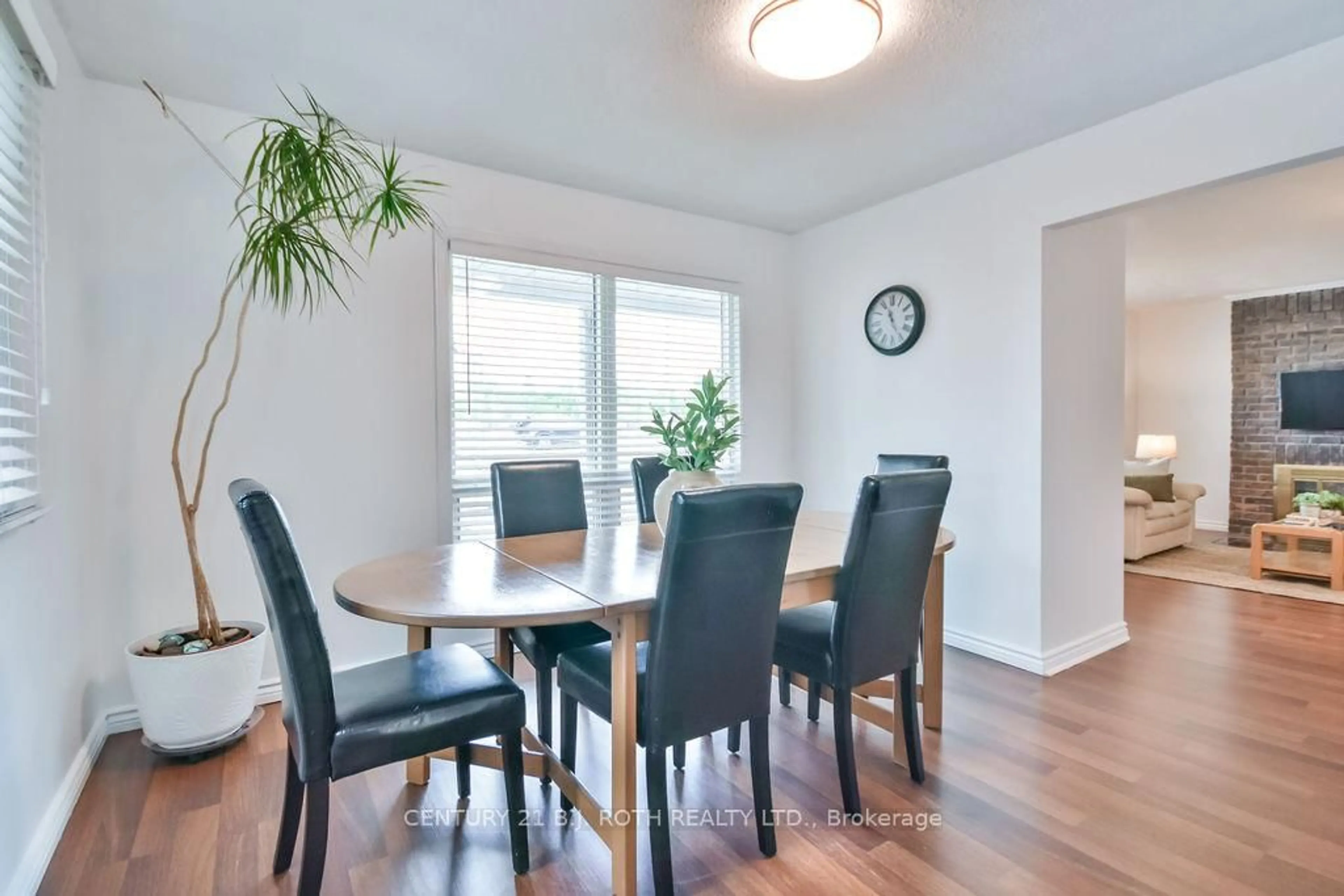 Dining room, wood/laminate floor for 1143 Bayfield St, Springwater Ontario L9X 0N6