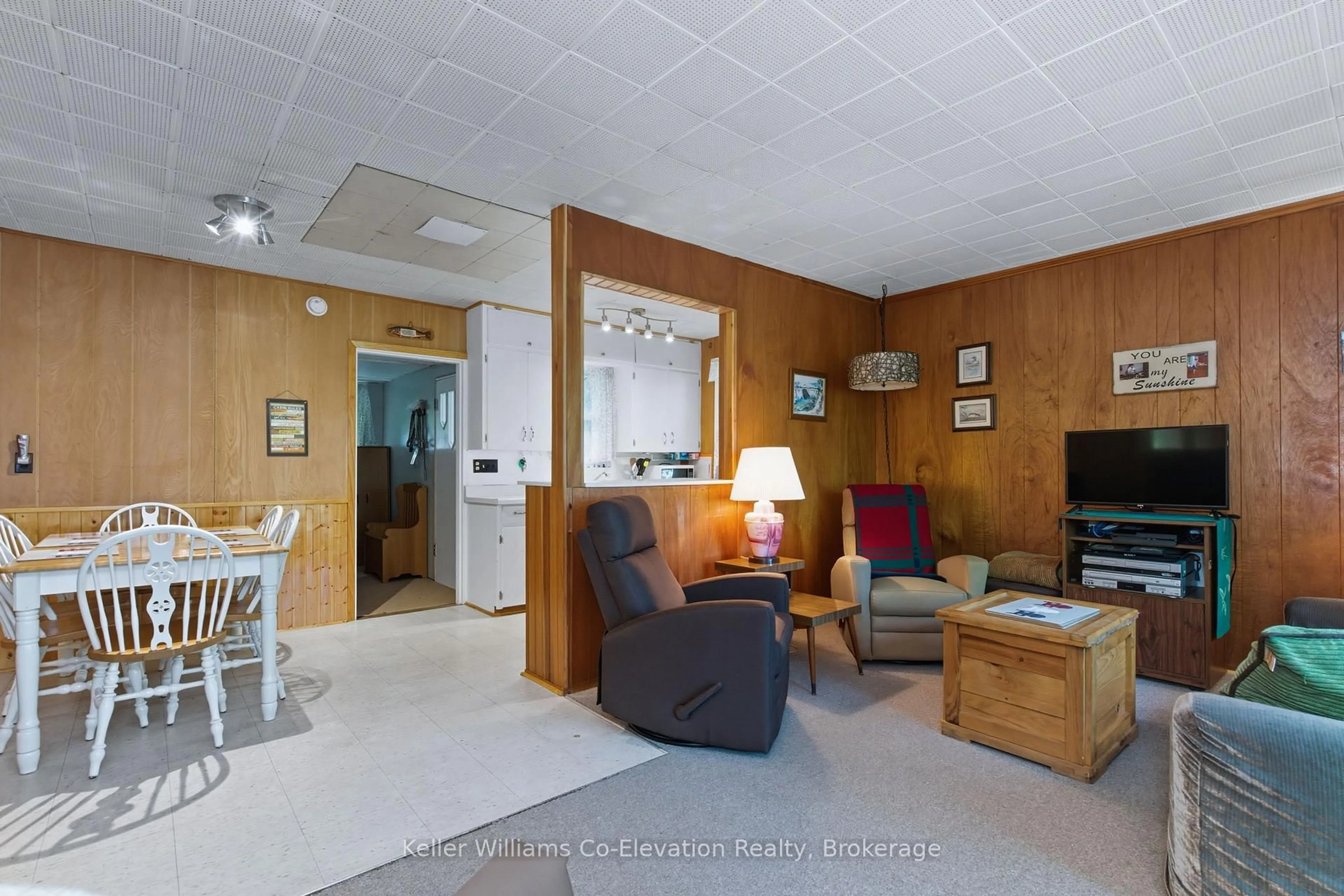 Living room with furniture, unknown for 3 Crossingview Lane, Tay Ontario L0K 2C0