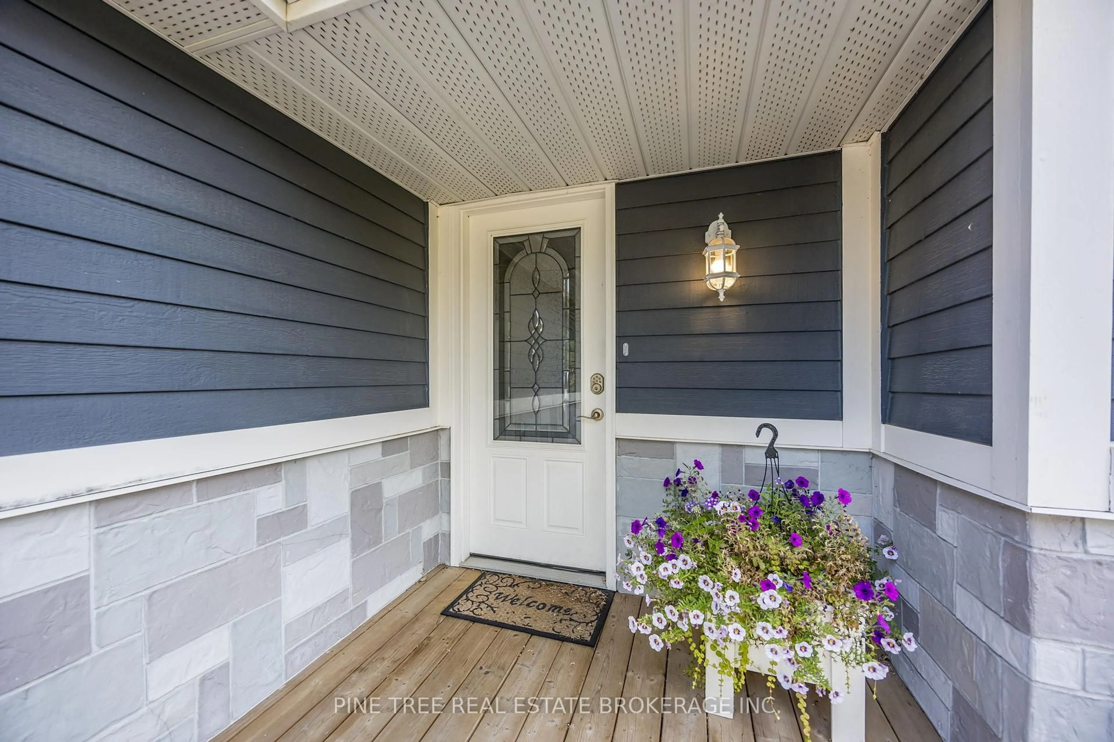 Indoor entryway for 85 Elizabeth St, Barrie Ontario L4N 6P2