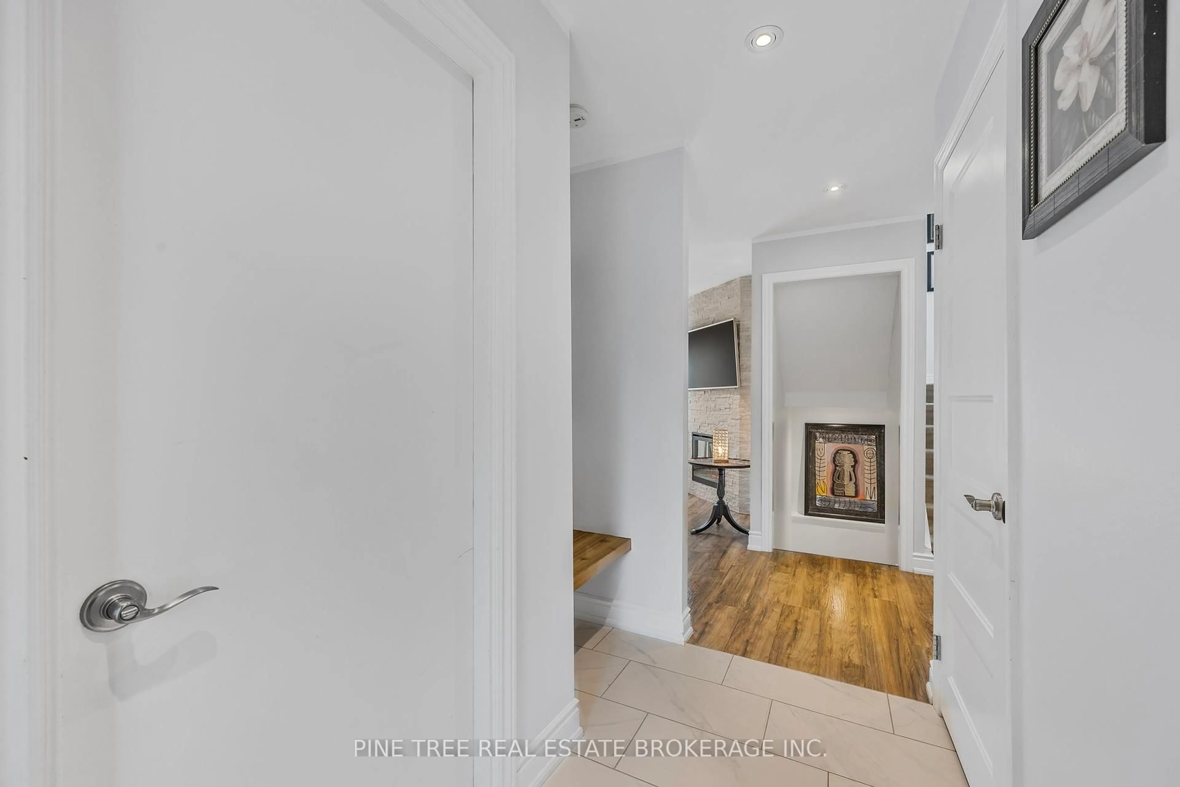 Indoor entryway for 85 Elizabeth St, Barrie Ontario L4N 6P2