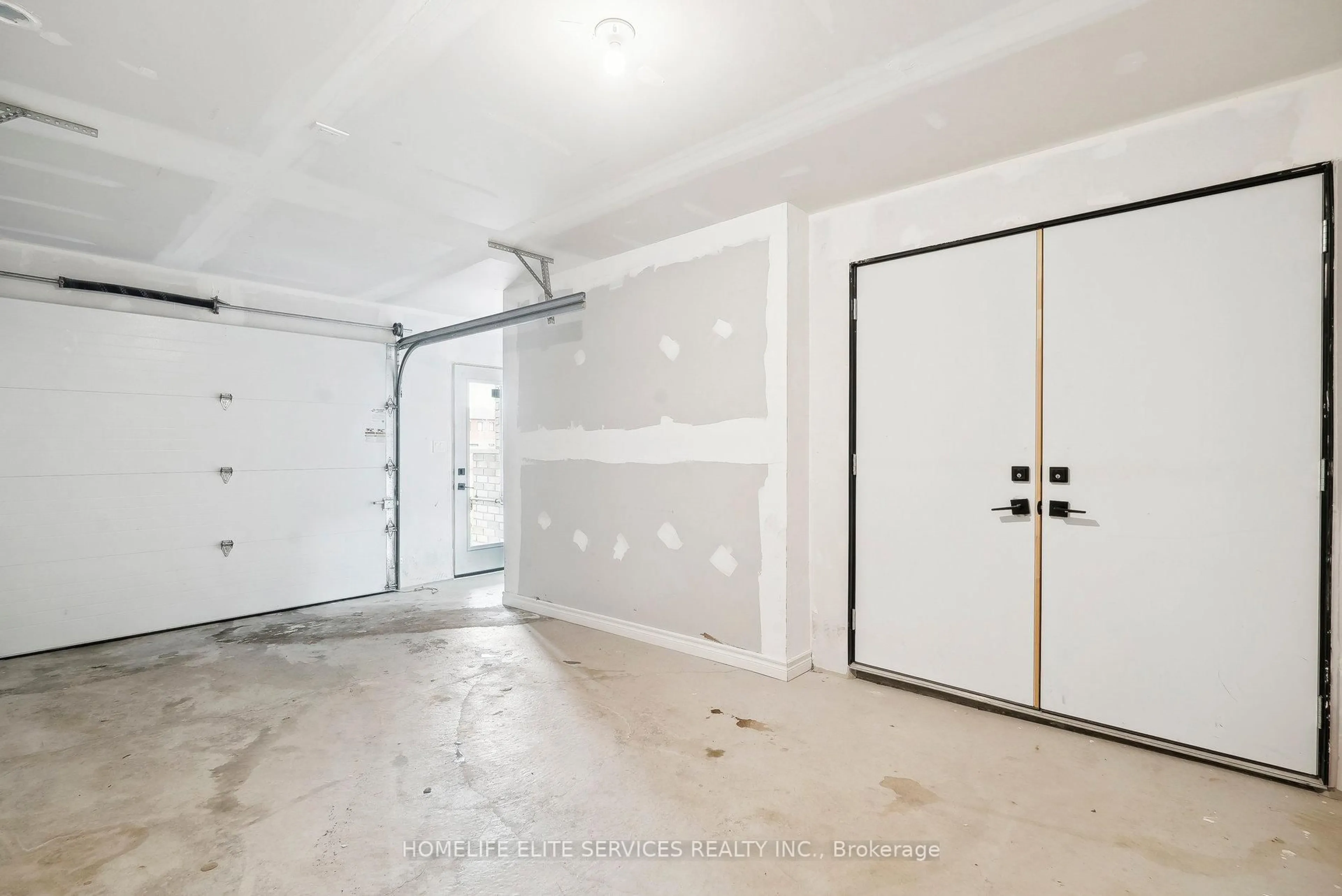 Indoor garage for 57 Fairlane Ave, Barrie Ontario L9J 0N1