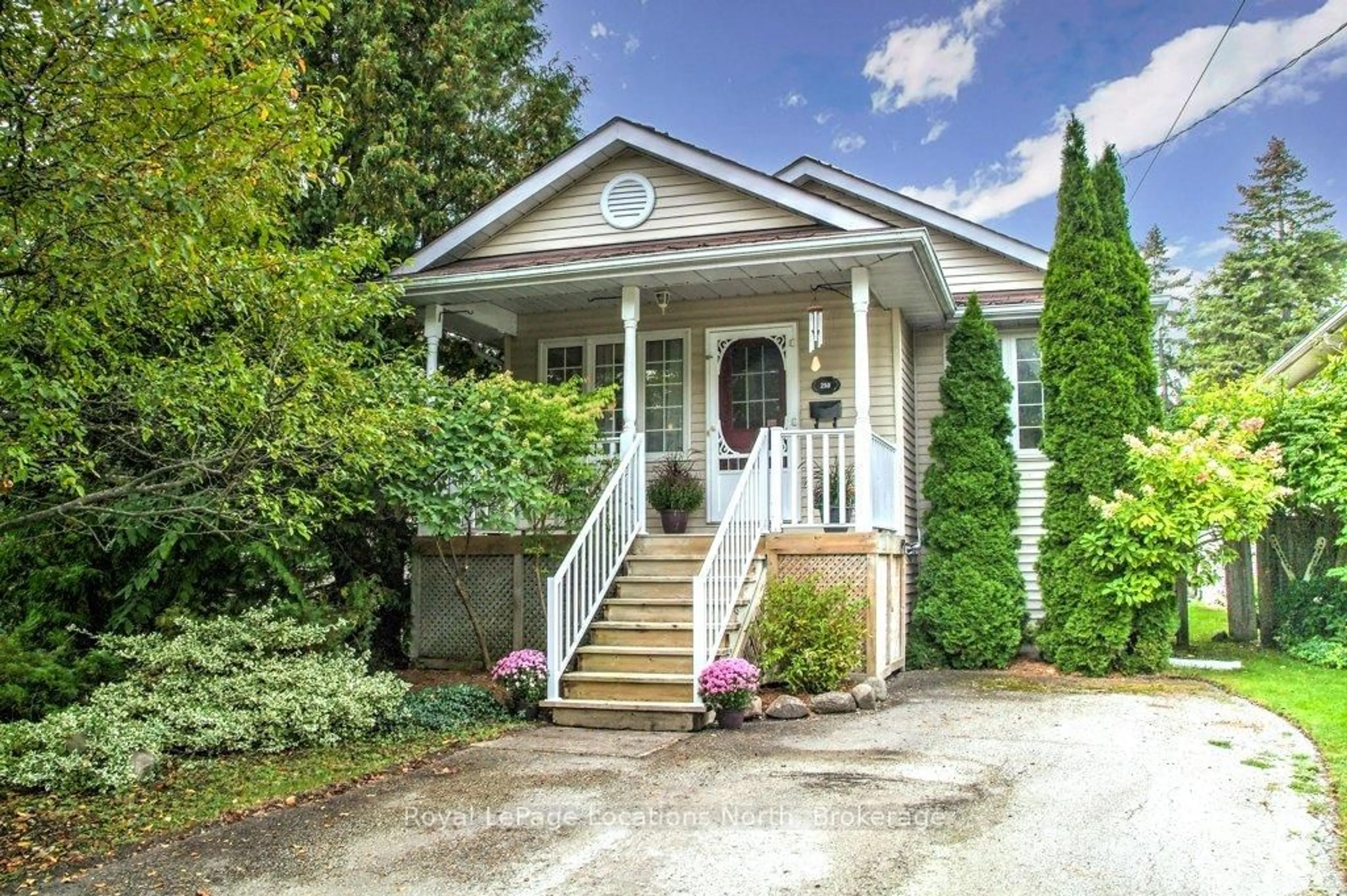 Home with vinyl exterior material, street for 250 Cedar St, Collingwood Ontario L9Y 3A8