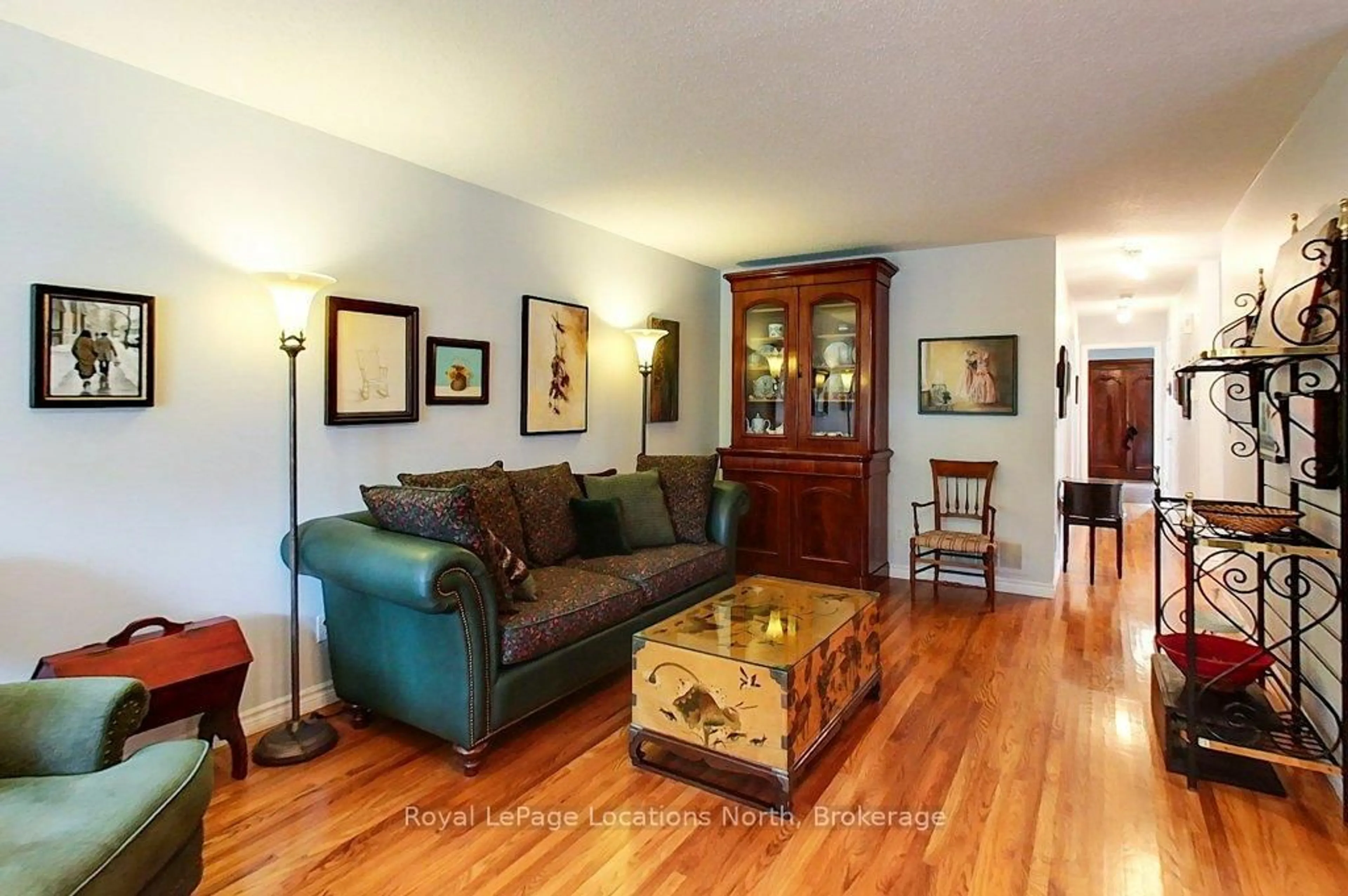 Living room with furniture, wood/laminate floor for 250 Cedar St, Collingwood Ontario L9Y 3A8