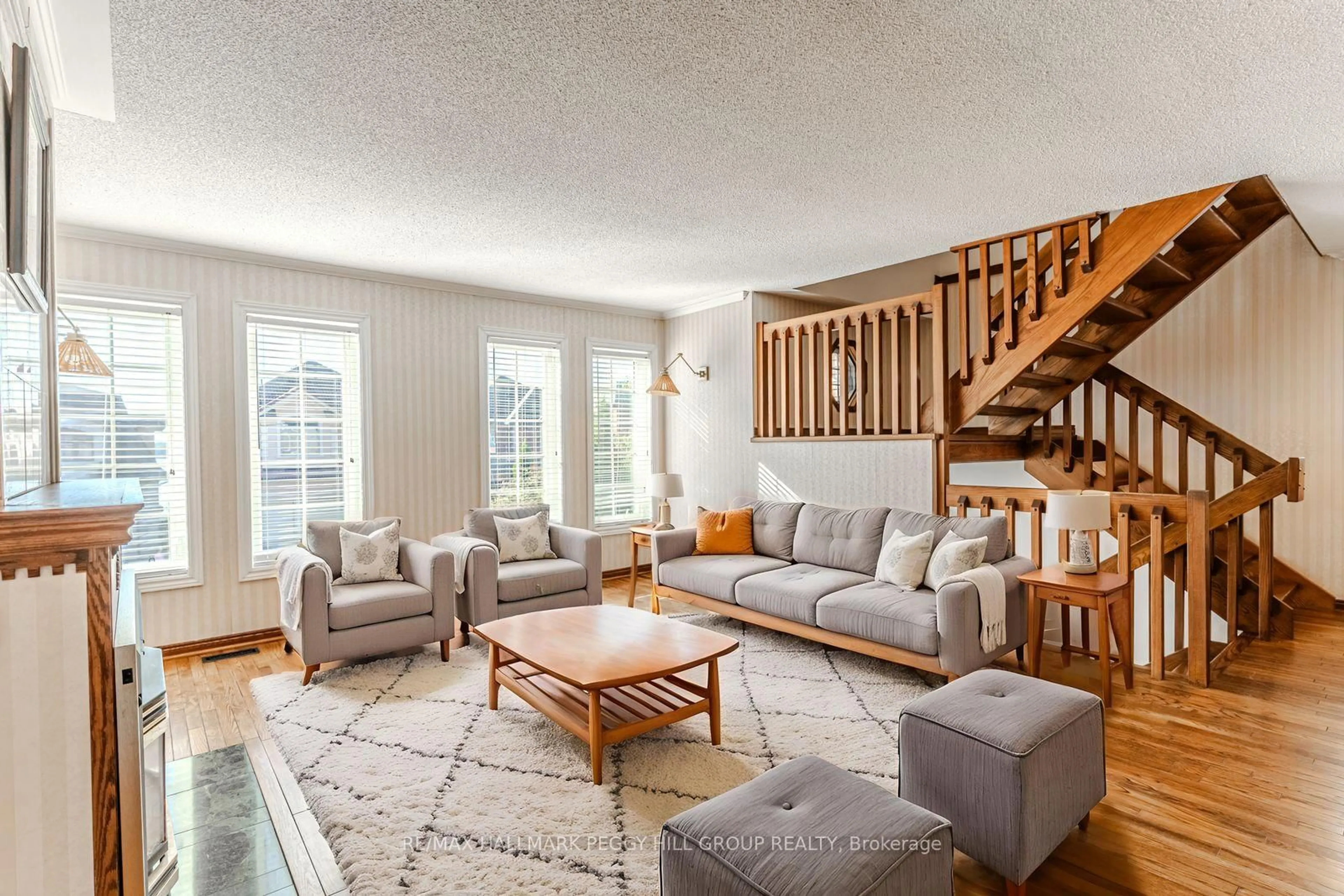 Living room with furniture, unknown for 36 Kempenfelt Dr, Barrie Ontario L4M 1B9