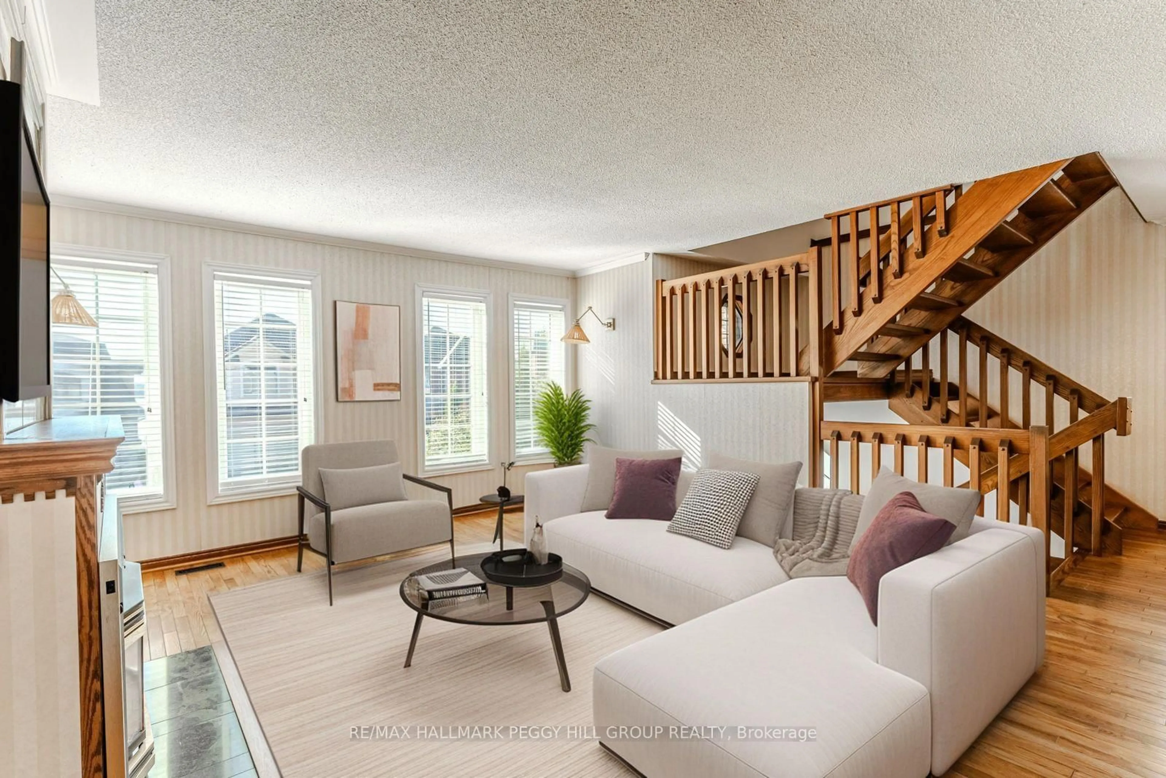 Living room with furniture, unknown for 36 Kempenfelt Dr, Barrie Ontario L4M 1B9
