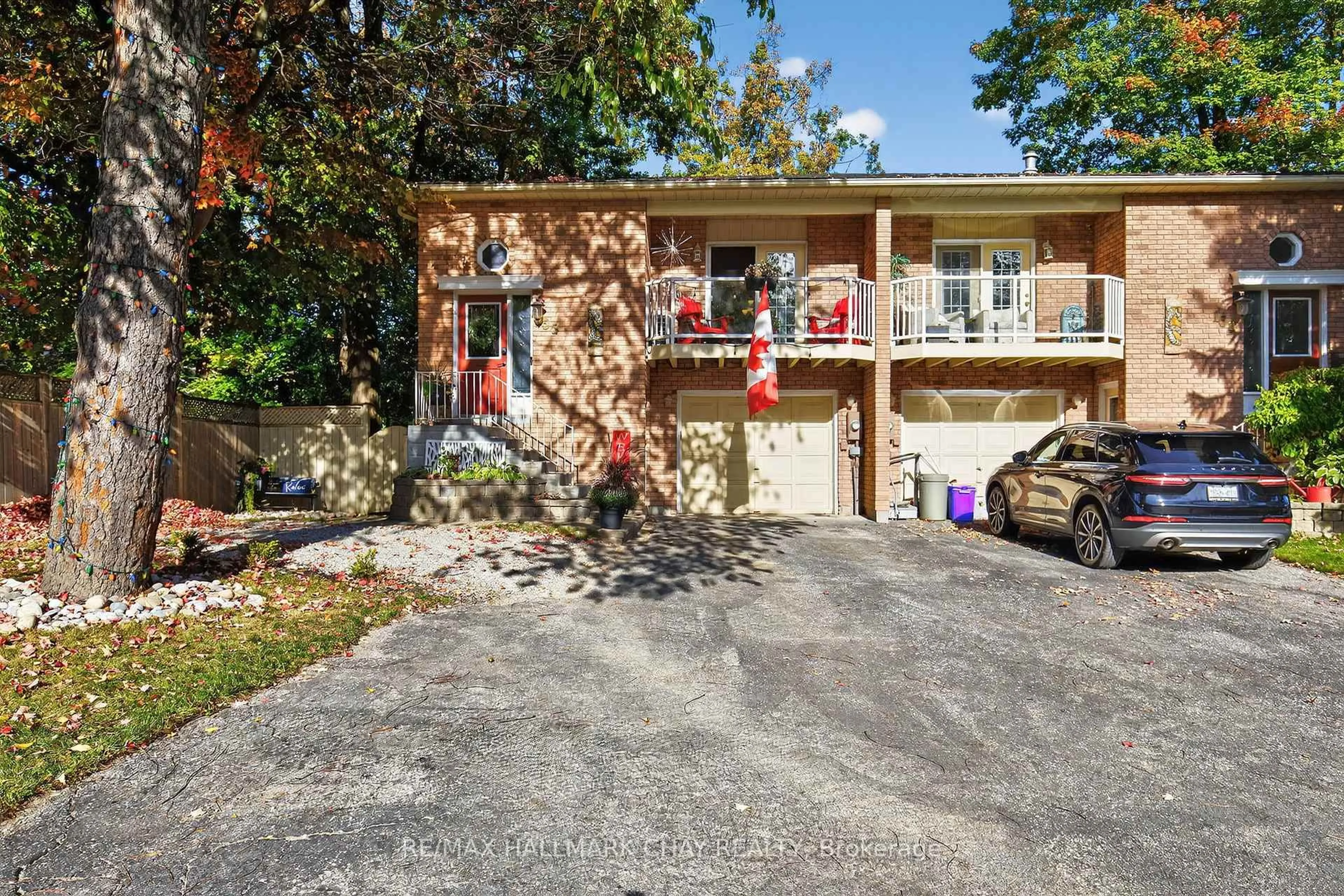 A pic from outside/outdoor area/front of a property/back of a property/a pic from drone, street for 155 Maple Ave, Barrie Ontario L4N 1S5