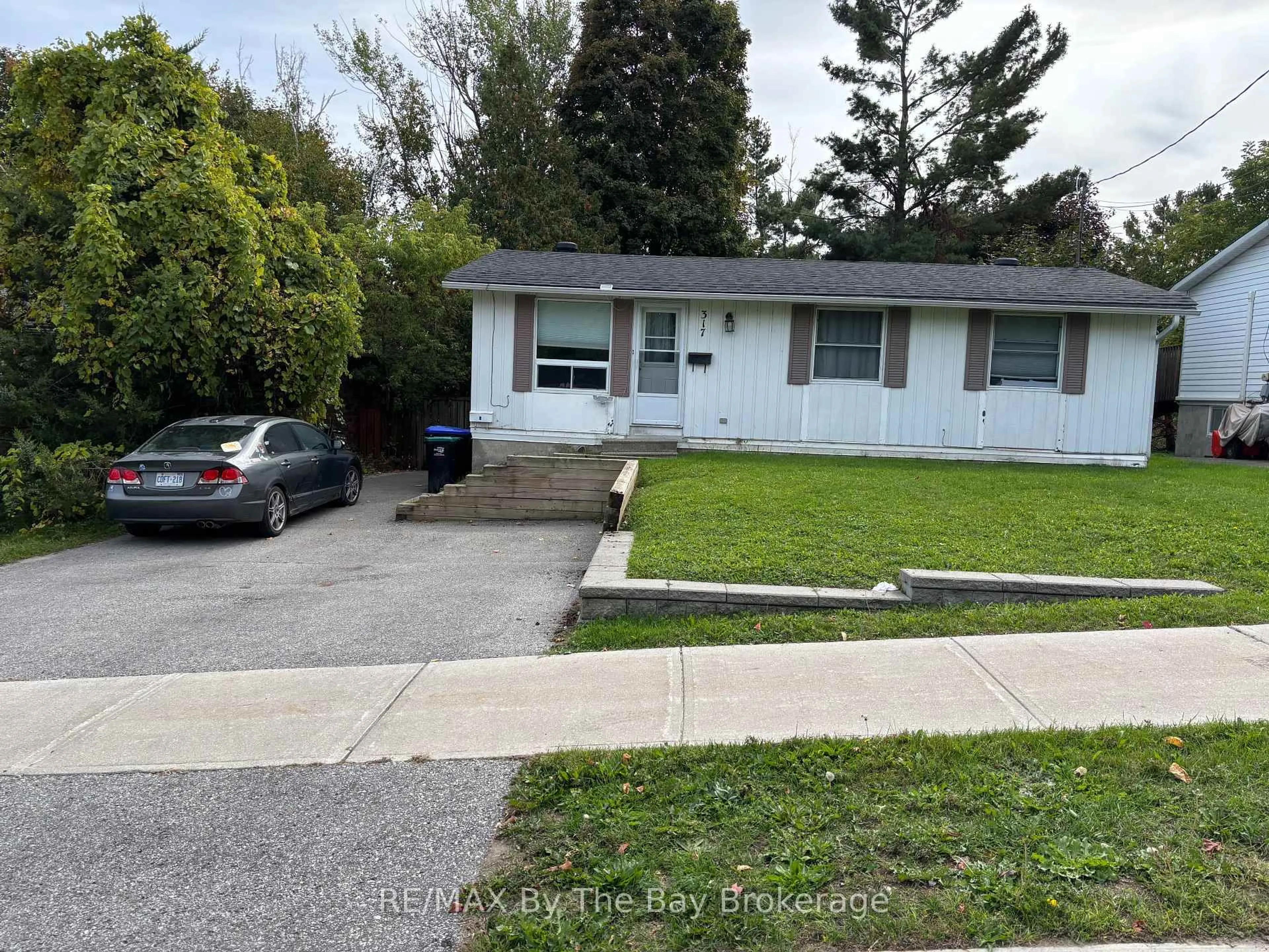 Home with vinyl exterior material, street for 317 Hugel Ave, Midland Ontario L4R 1T5