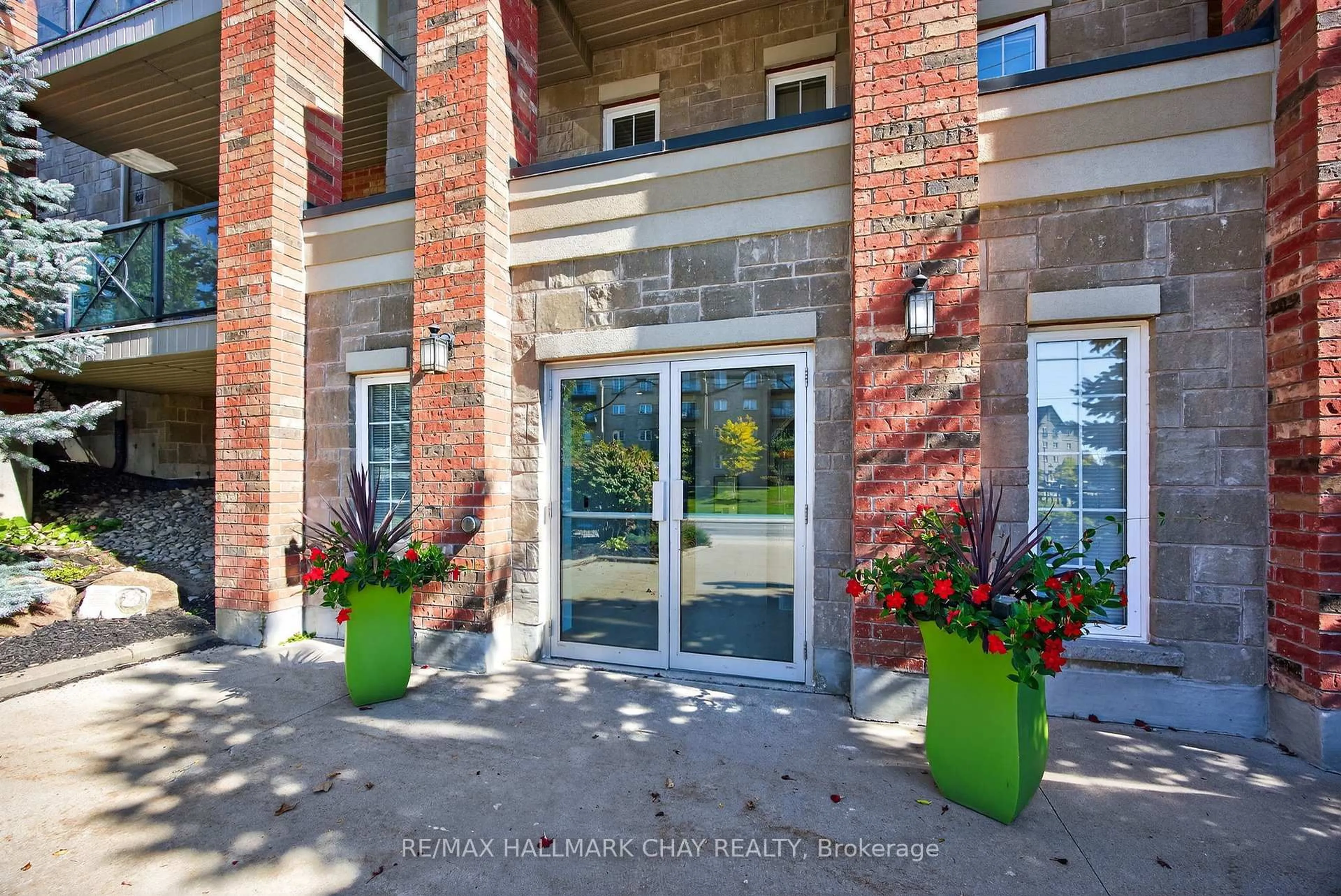 Indoor entryway for 39 Ferndale Dr #405, Barrie Ontario L4N 5T5