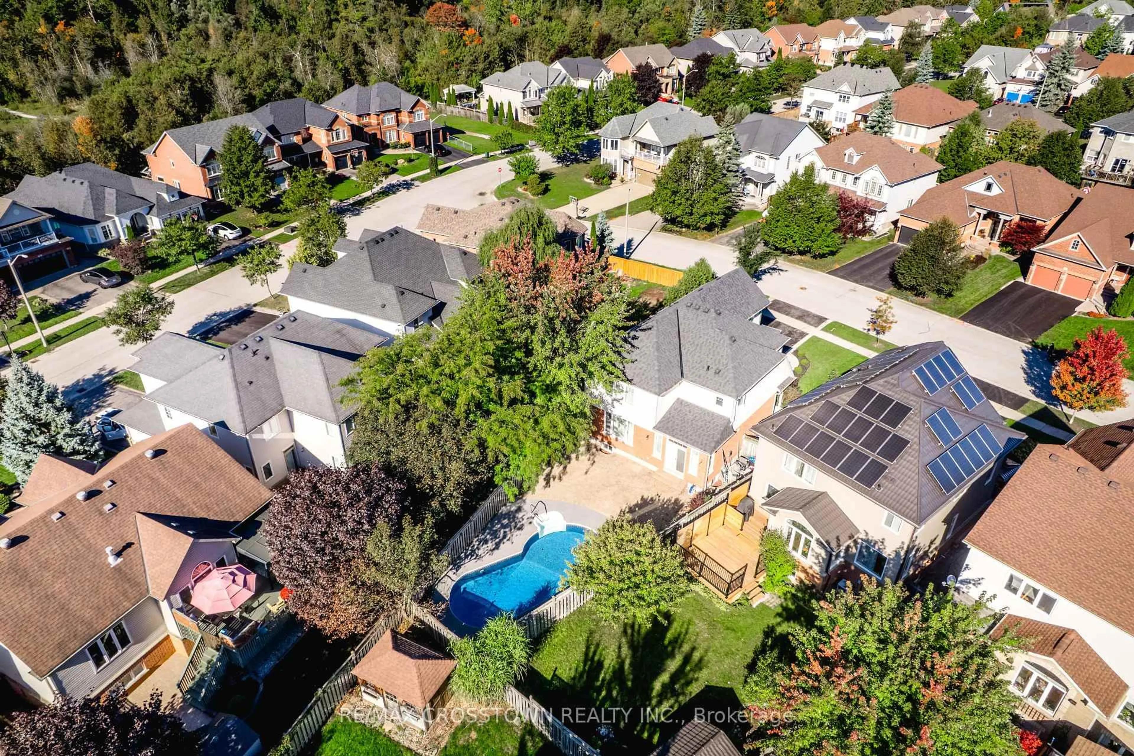 A pic from outside/outdoor area/front of a property/back of a property/a pic from drone, street for 62 Windsor Cres, Barrie Ontario L4N 0K4
