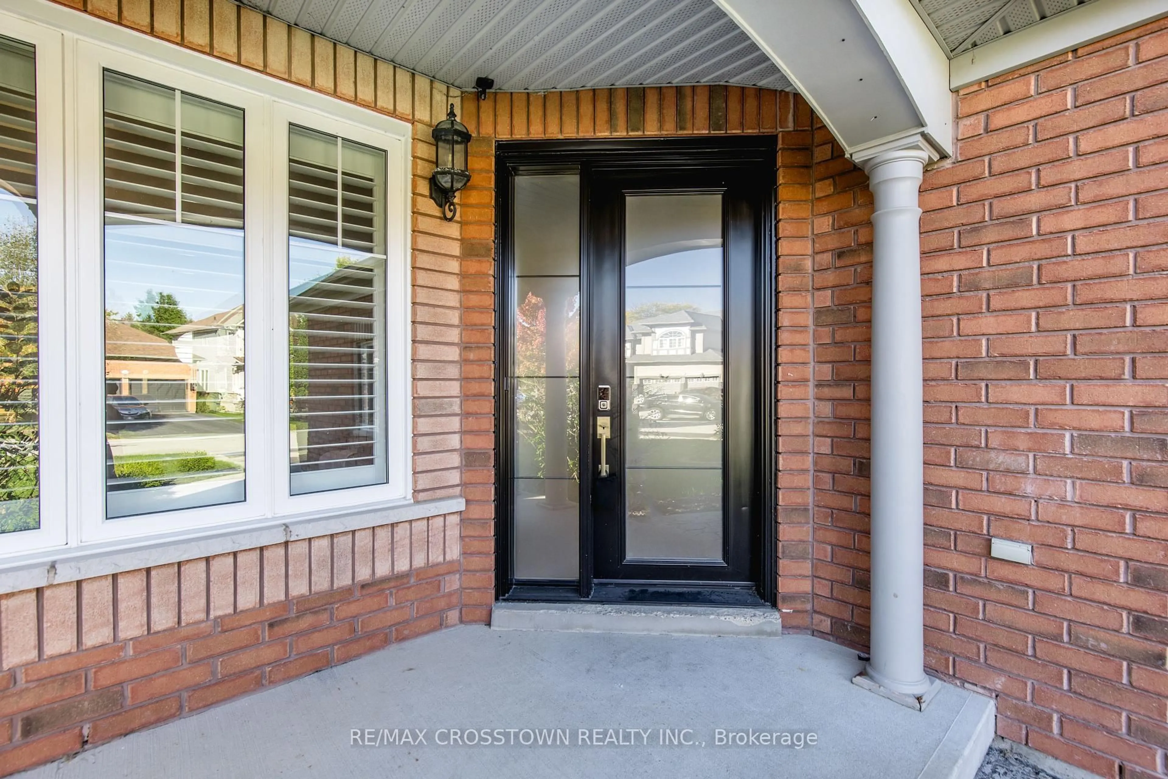 Indoor entryway for 62 Windsor Cres, Barrie Ontario L4N 0K4
