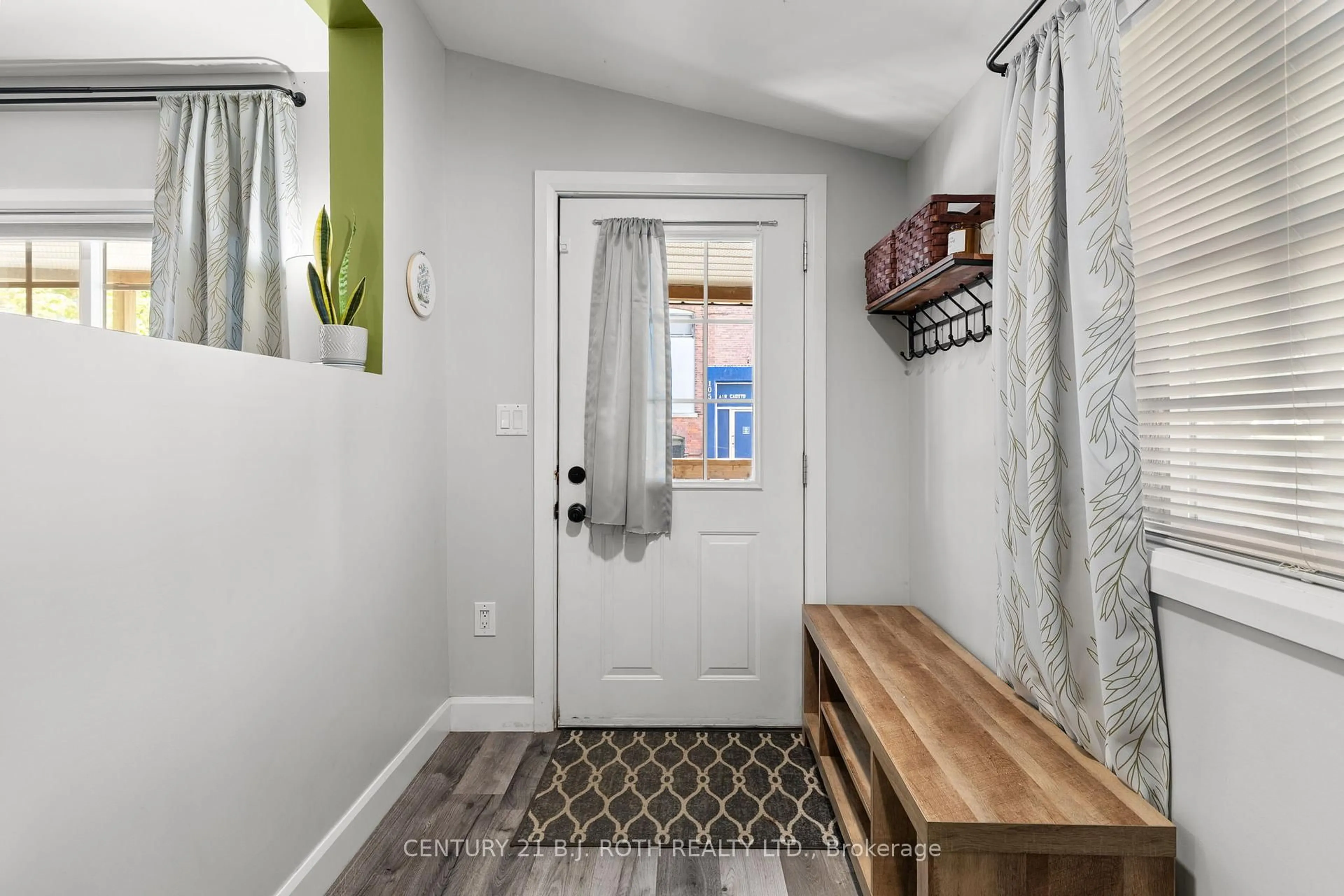 Indoor entryway for 87 Victoria St, Orillia Ontario L3V 2V9