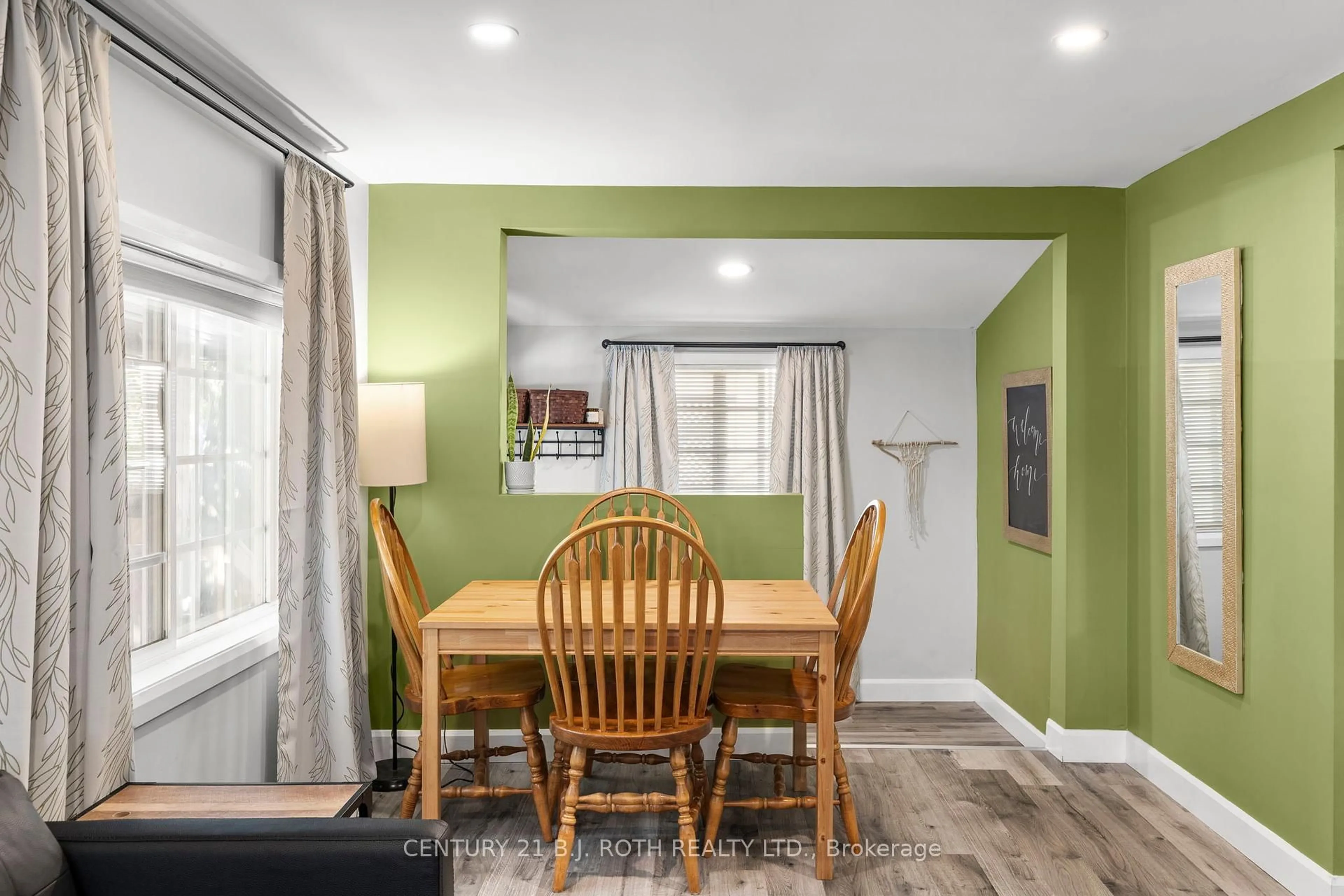 Dining room, wood/laminate floor for 87 Victoria St, Orillia Ontario L3V 2V9