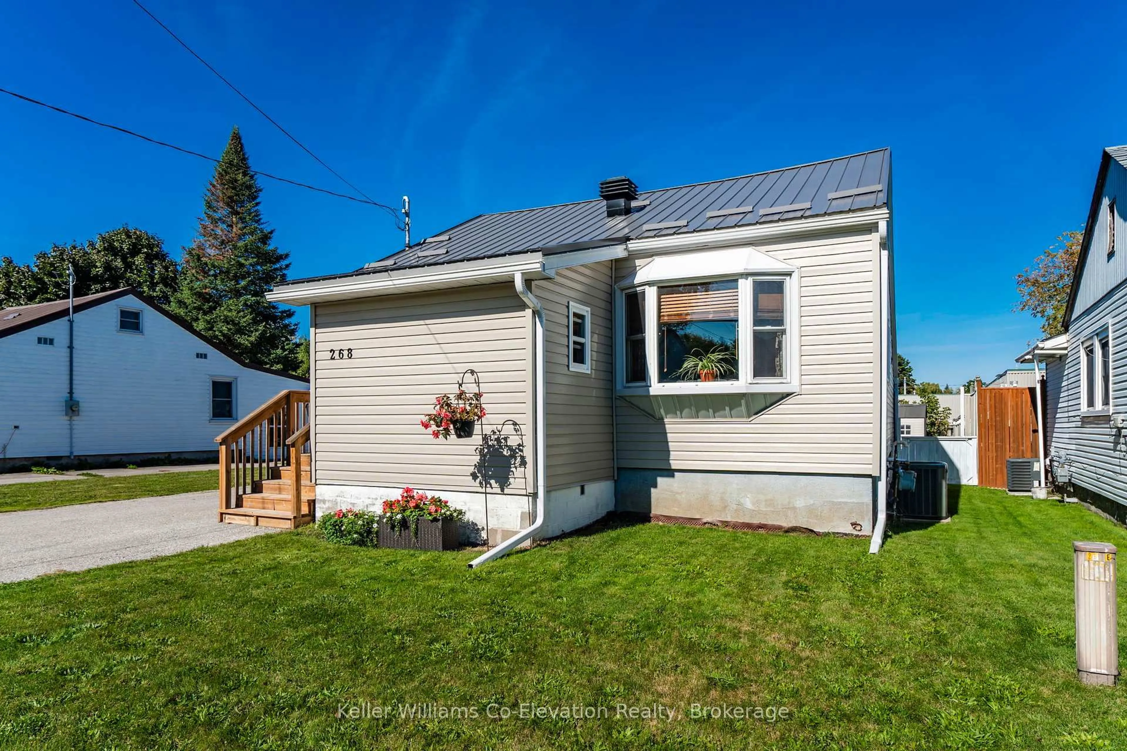 Home with vinyl exterior material, street for 268 Elizabeth St, Midland Ontario L4R 1Y6