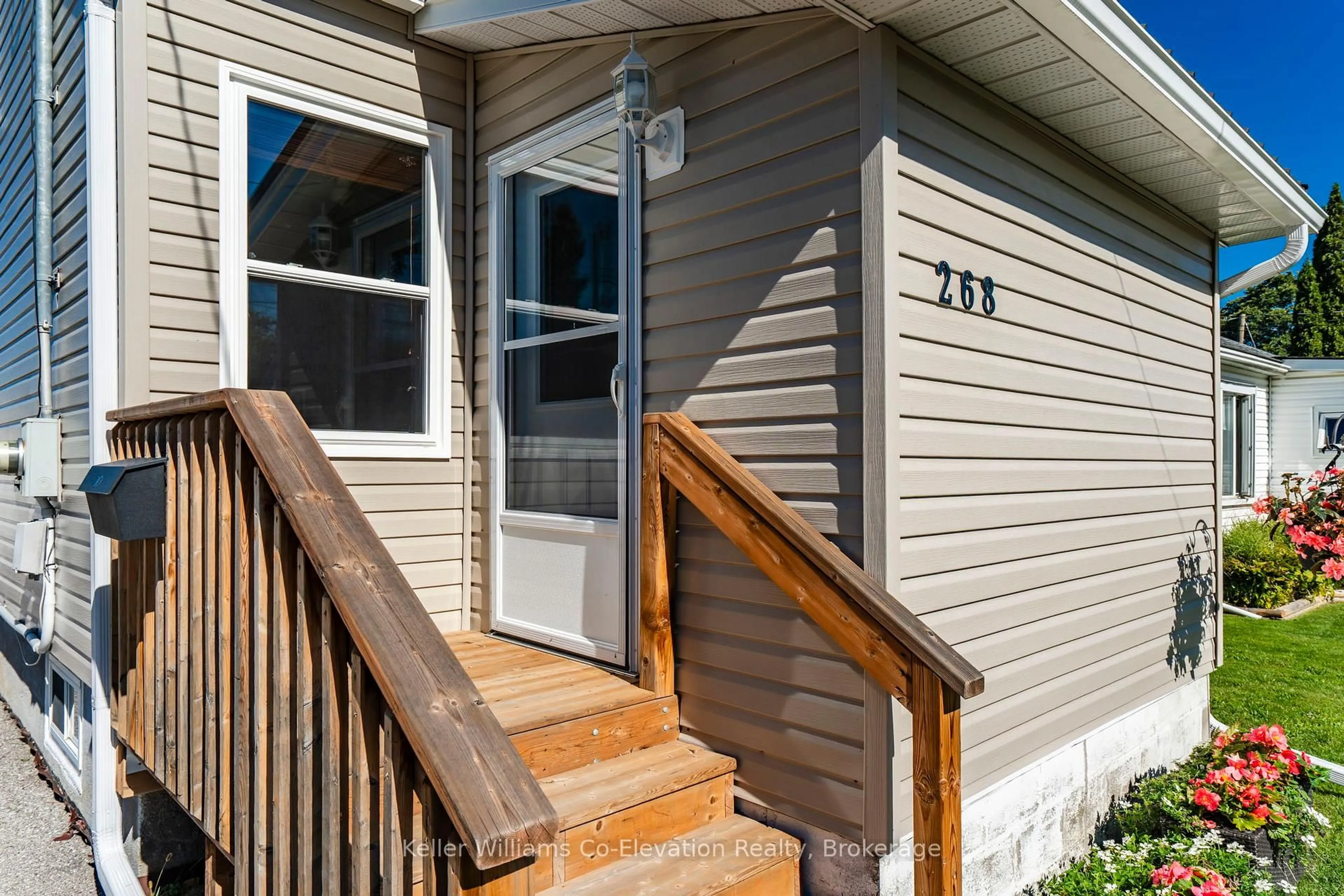 Home with vinyl exterior material, street for 268 Elizabeth St, Midland Ontario L4R 1Y6