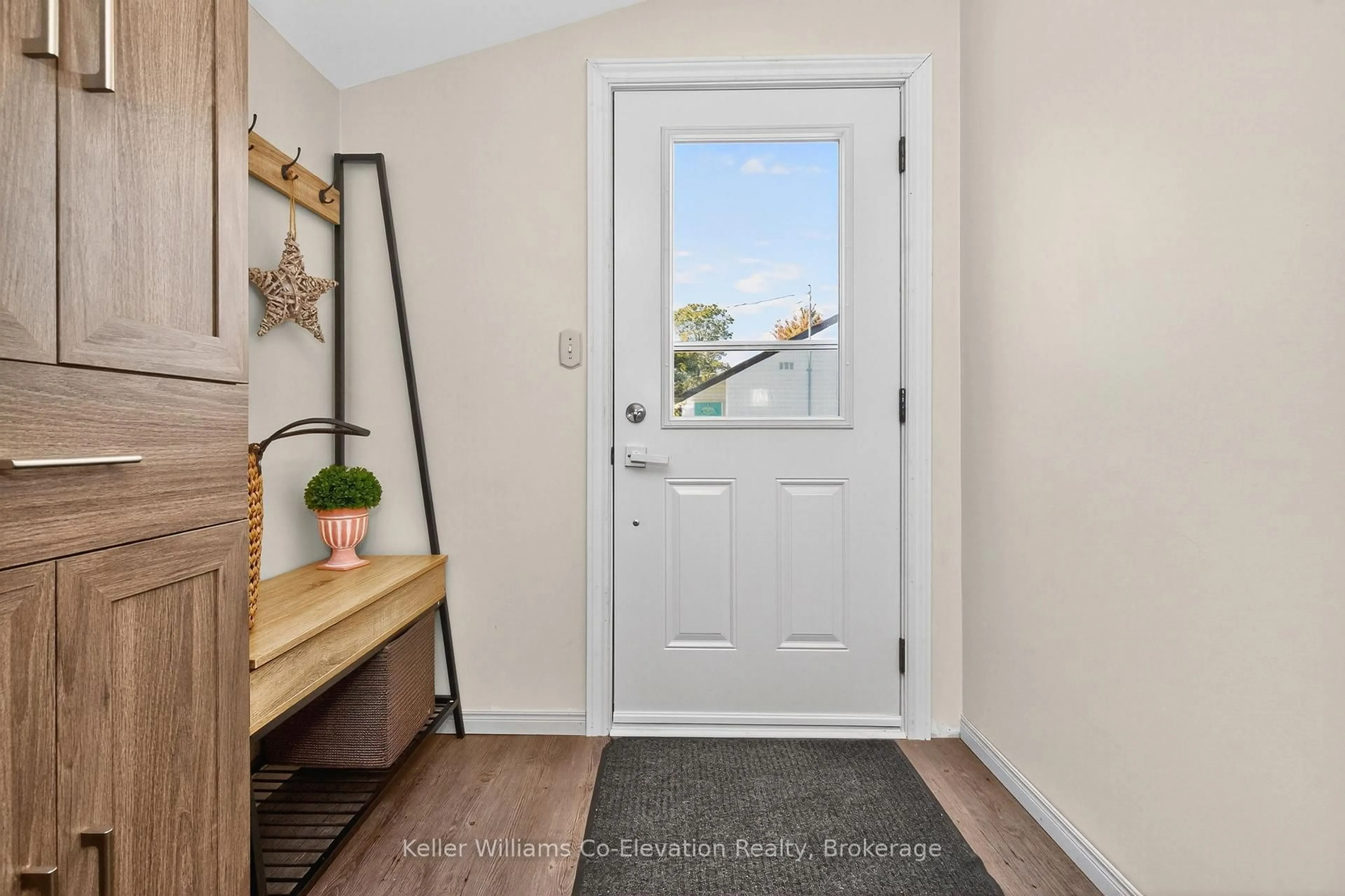 Indoor entryway for 268 Elizabeth St, Midland Ontario L4R 1Y6