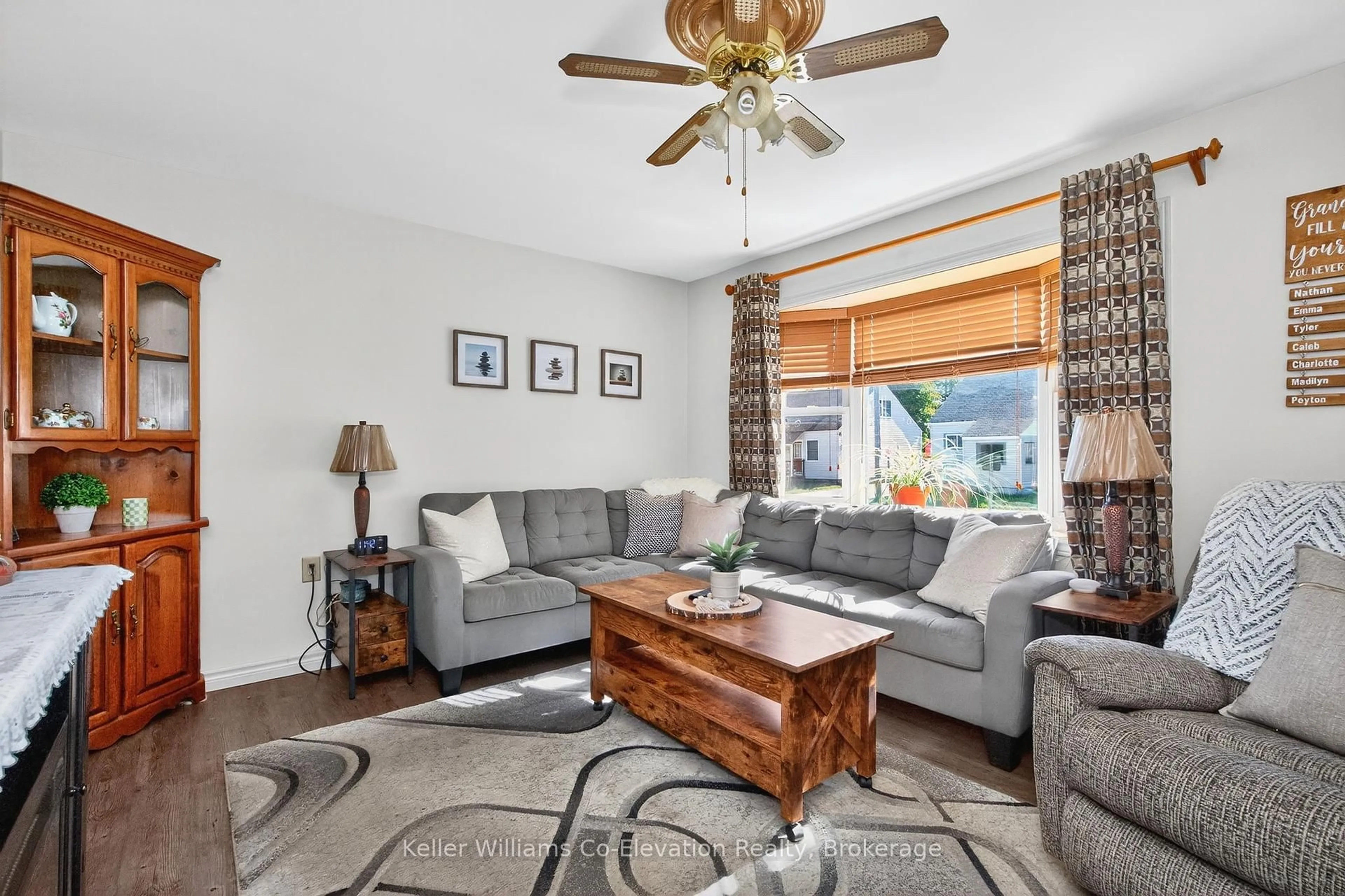 Living room with furniture, unknown for 268 Elizabeth St, Midland Ontario L4R 1Y6
