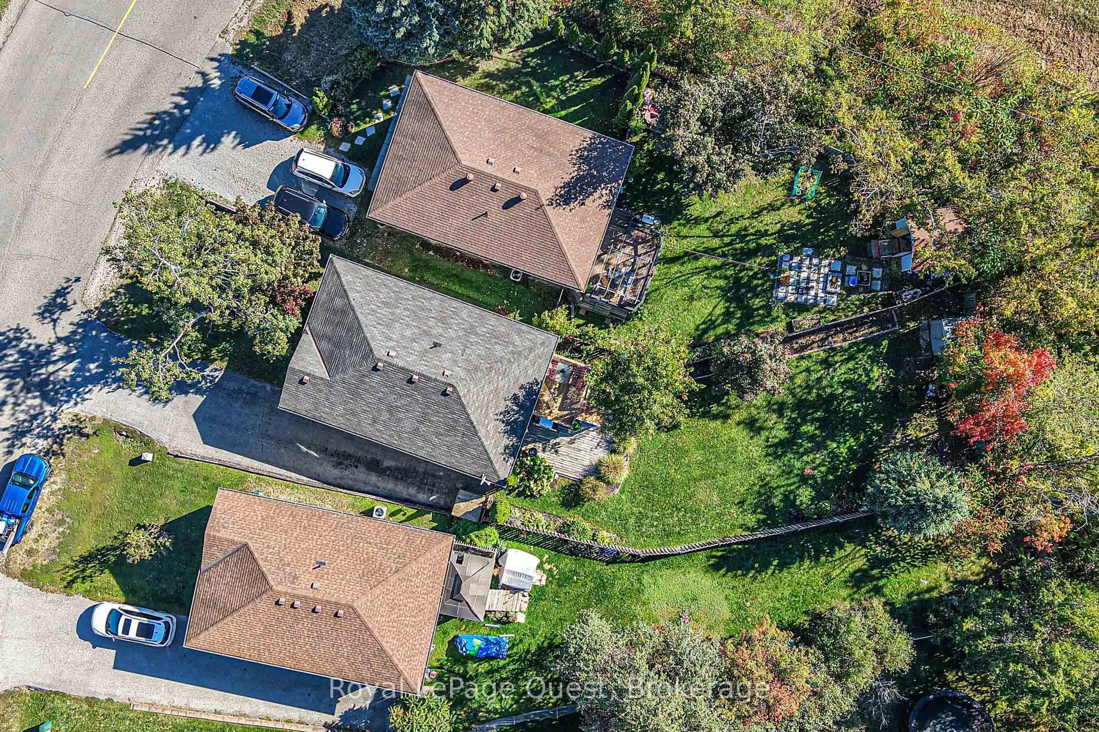 A pic from outside/outdoor area/front of a property/back of a property/a pic from drone, street for 11 Goldie Dr, Orillia Ontario L3V 2M9