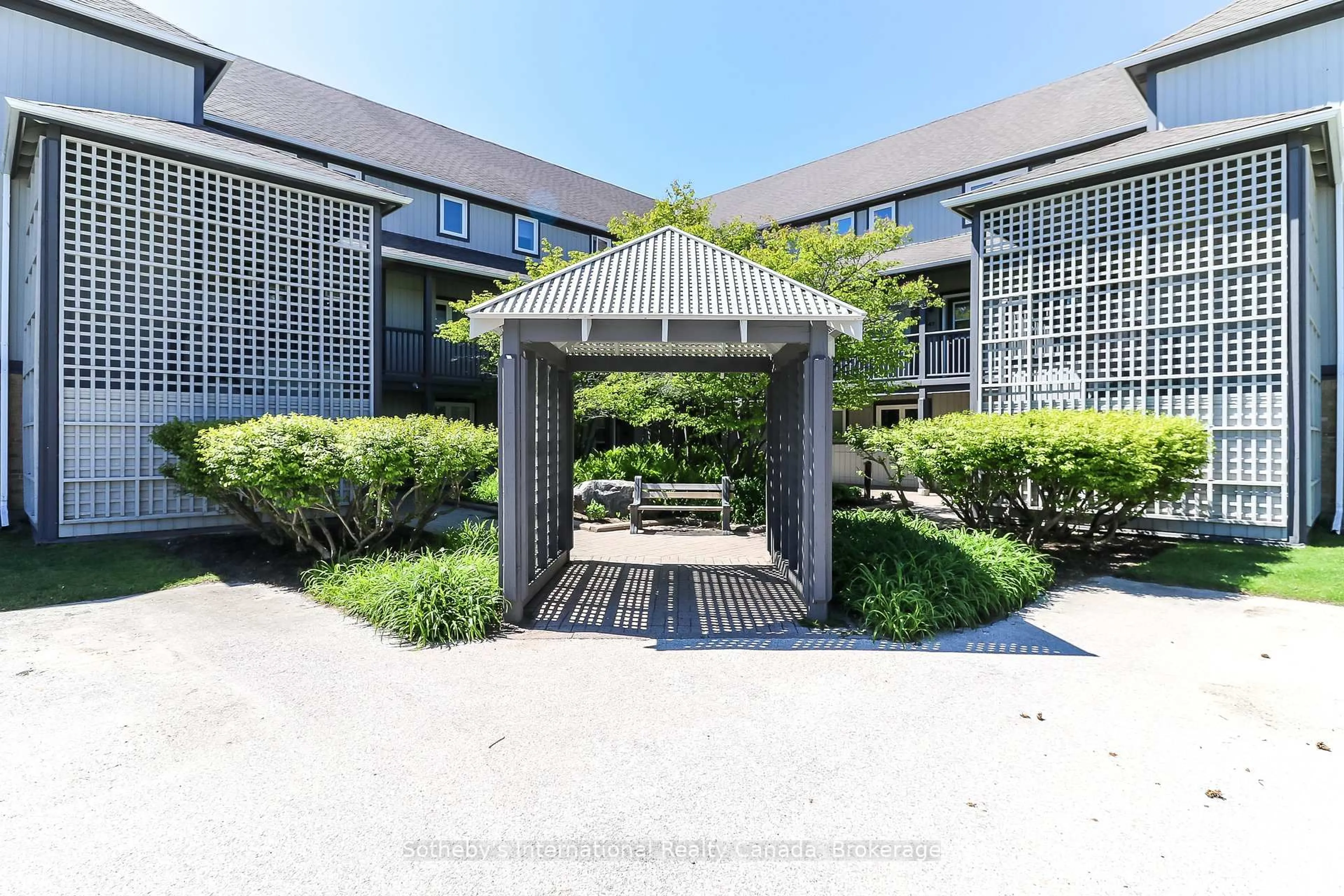 Indoor foyer for 348 Mariners Way, Collingwood Ontario L9Y 5C7