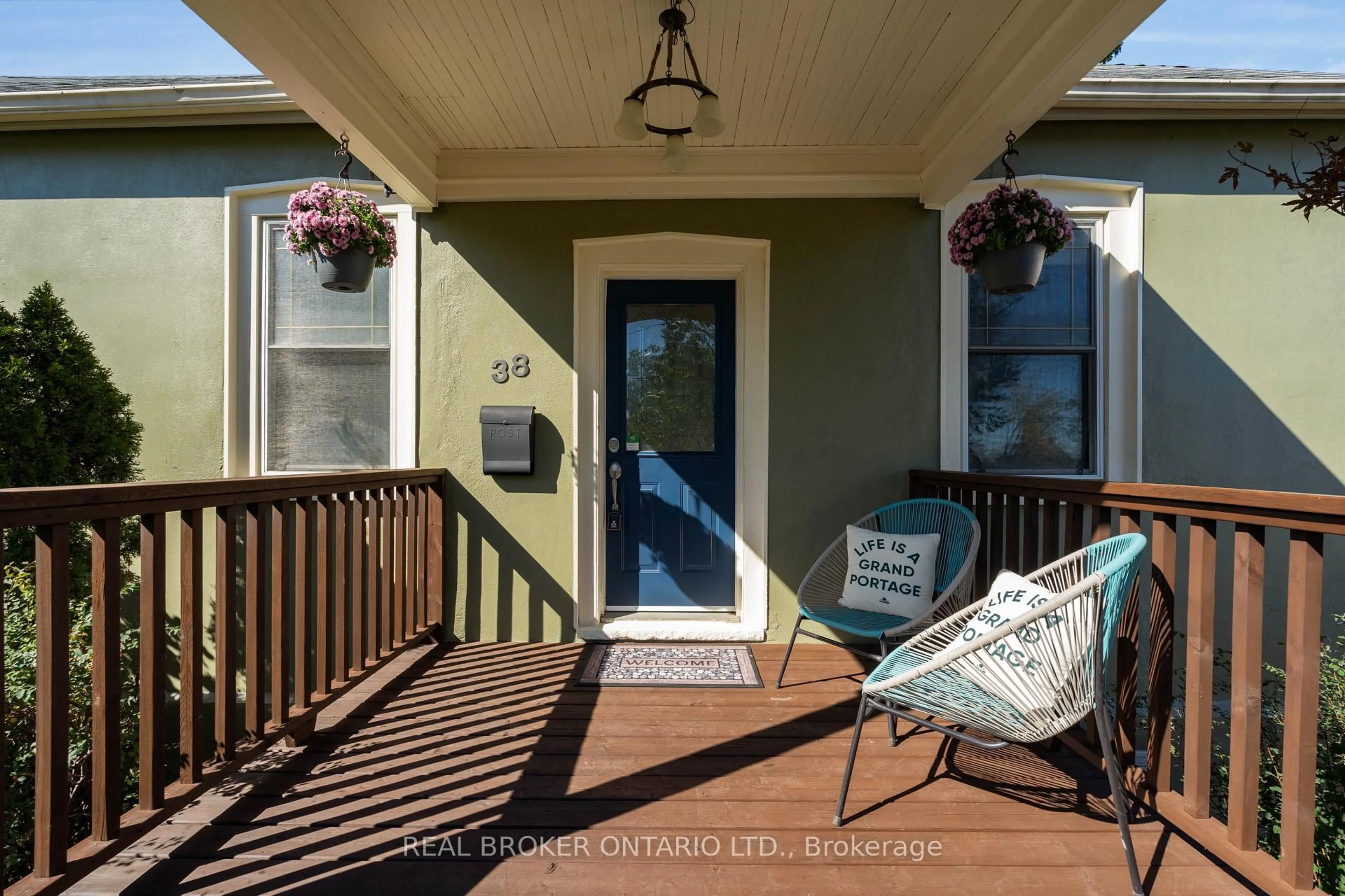 Indoor entryway for 38 Grove St, Barrie Ontario L4M 2N7