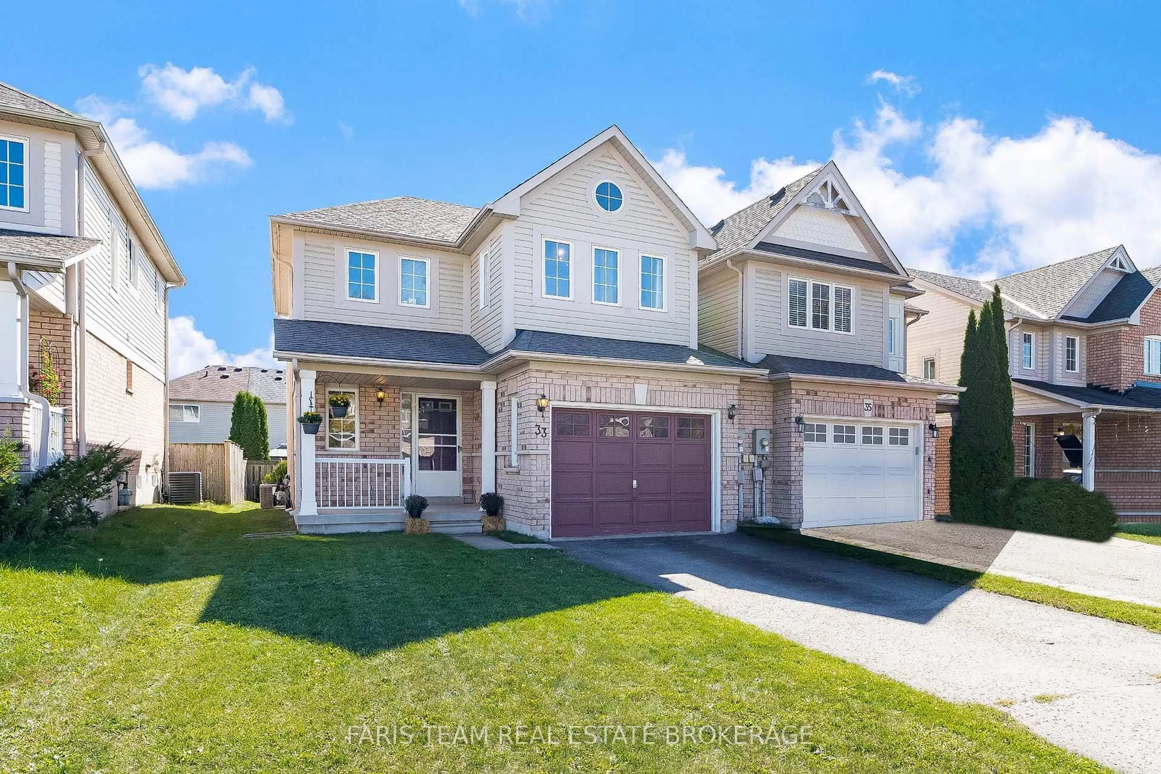 Home with vinyl exterior material, street for 33 Bird St, Barrie Ontario L4N 0X4