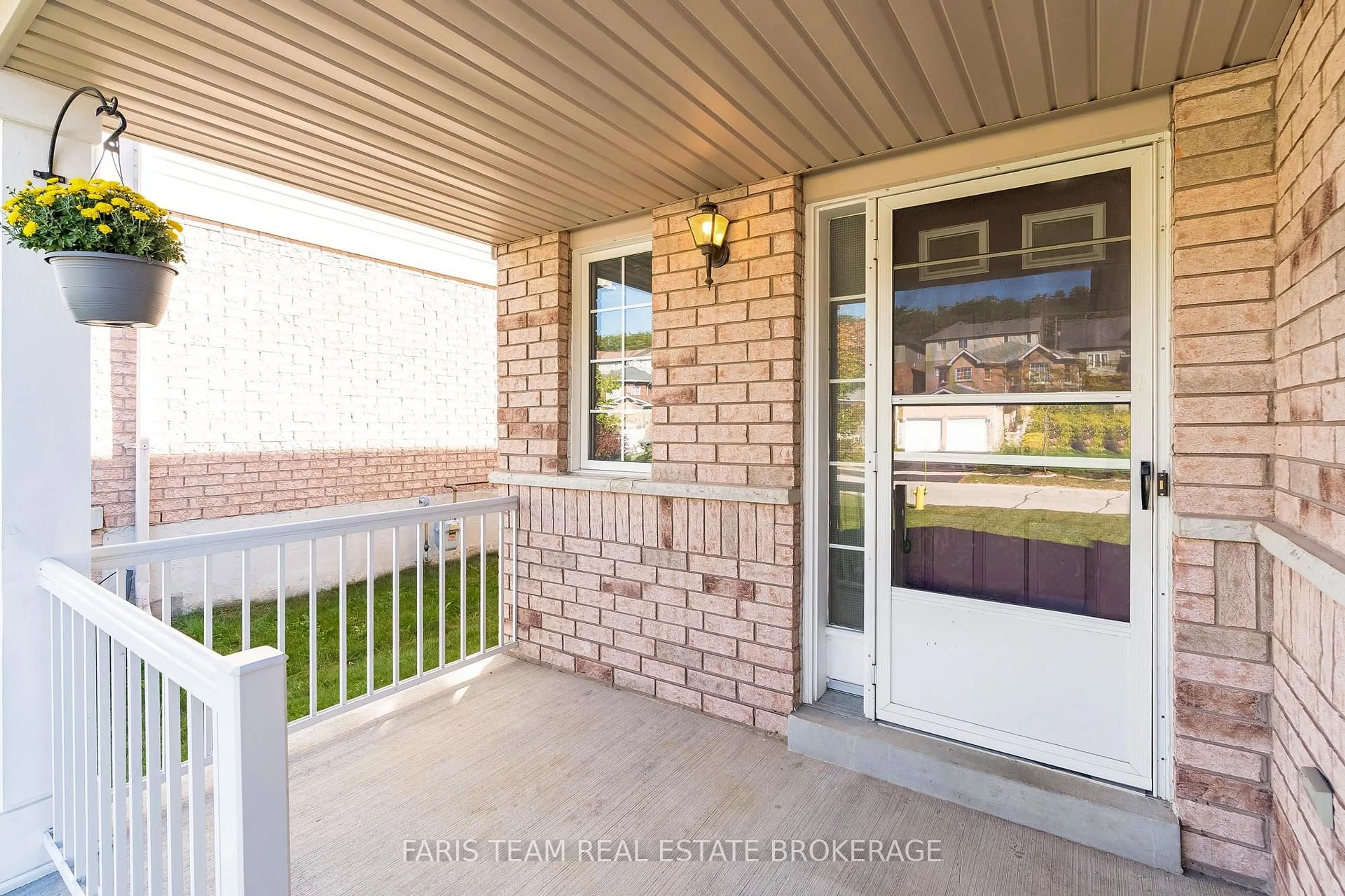 Unknown for 33 Bird St, Barrie Ontario L4N 0X4