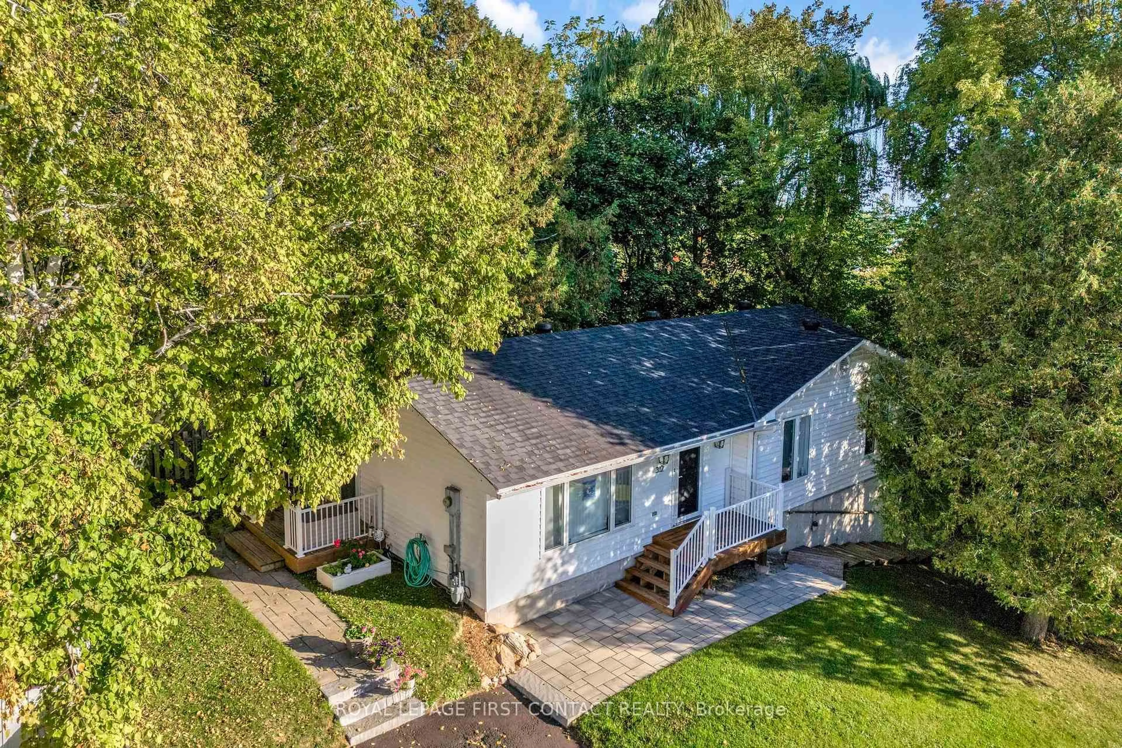 A pic from outside/outdoor area/front of a property/back of a property/a pic from drone, street for 312 Barnett Ave, Midland Ontario L4R 4Z8