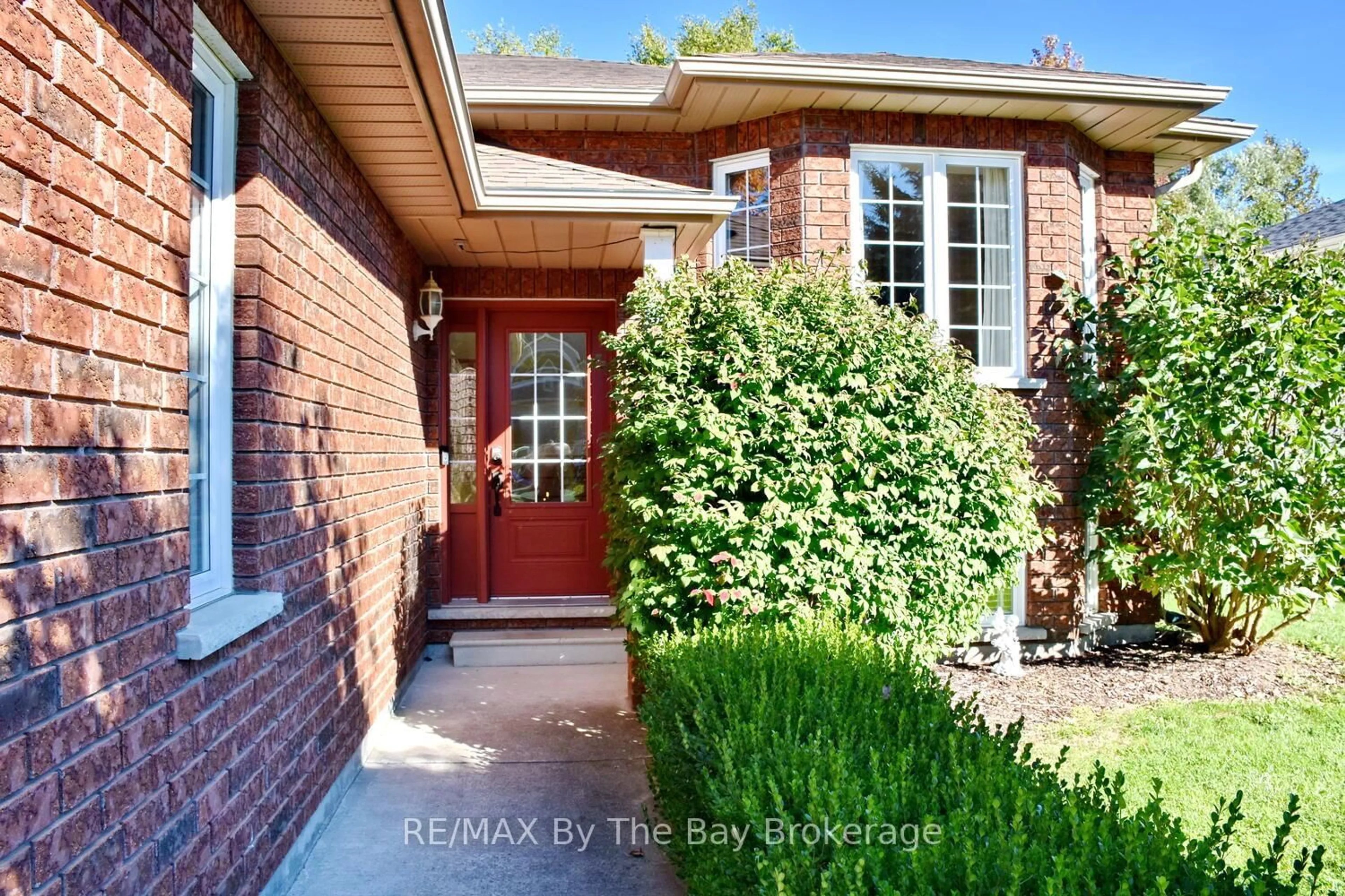 Home with brick exterior material, street for 60 Caribou Tr, Wasaga Beach Ontario L9Z 1H4